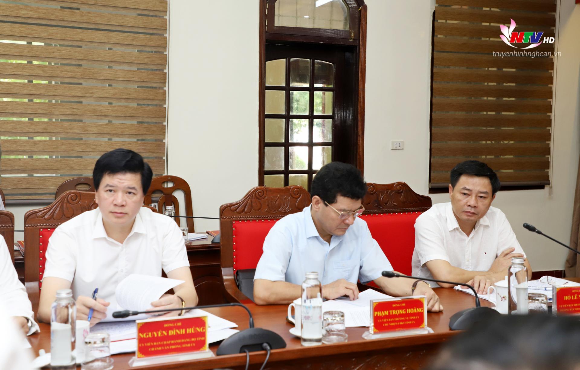 Các đồng chí thành viên Ban Chỉ đạo tỉnh phòng, chống tham nhũng, lãng phí, tiêu cực tham dự phiên họp. 
