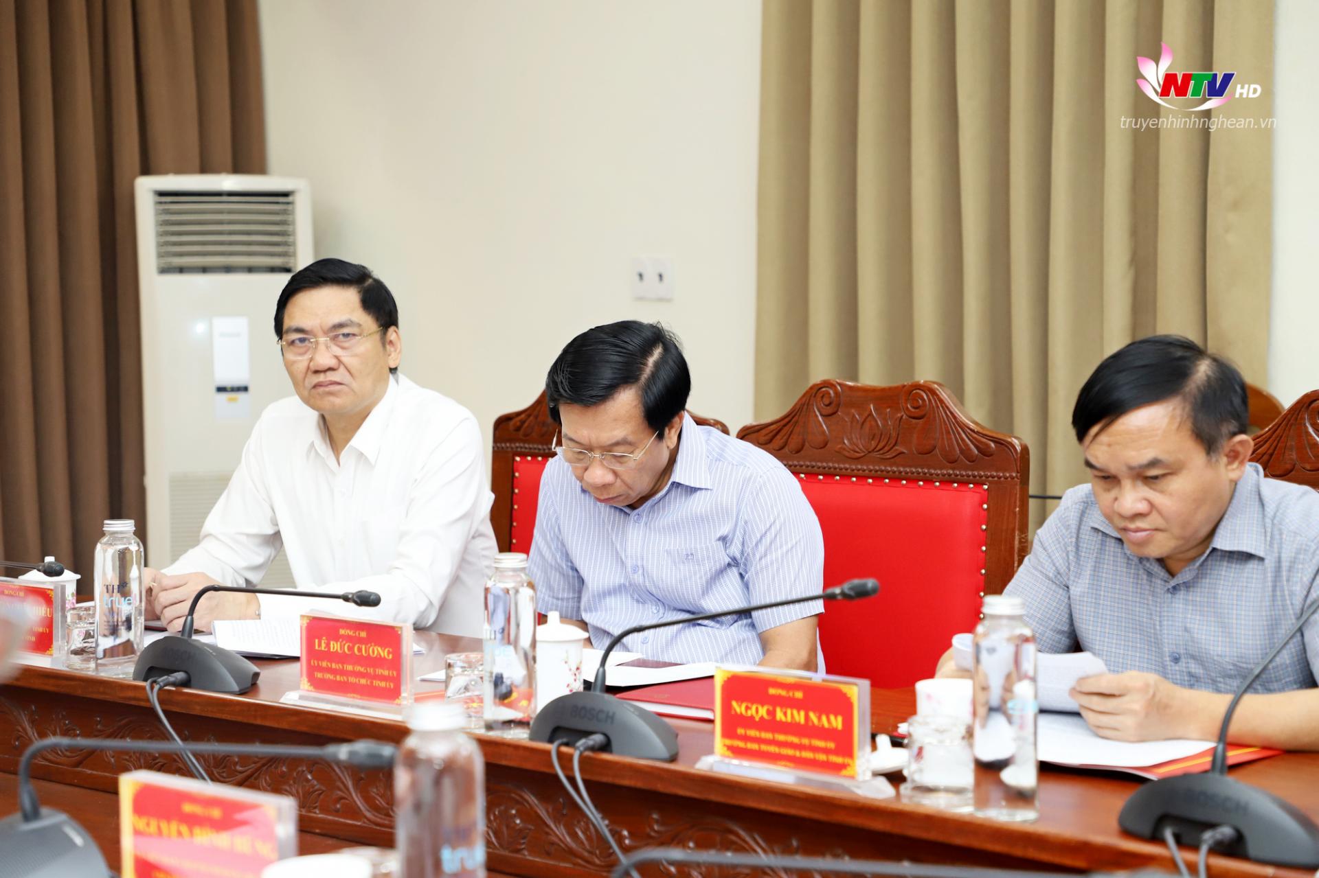 Đồng chí Hoàng Nghĩa Hiếu - Phó Bí thư Thường trực Tỉnh ủy, Chủ tịch HĐND tỉnh, Phó Trưởng ban Chỉ đạo tỉnh; các đồng chí Ủy viên Ban Thường vụ Tỉnh ủy dự phiên họp.