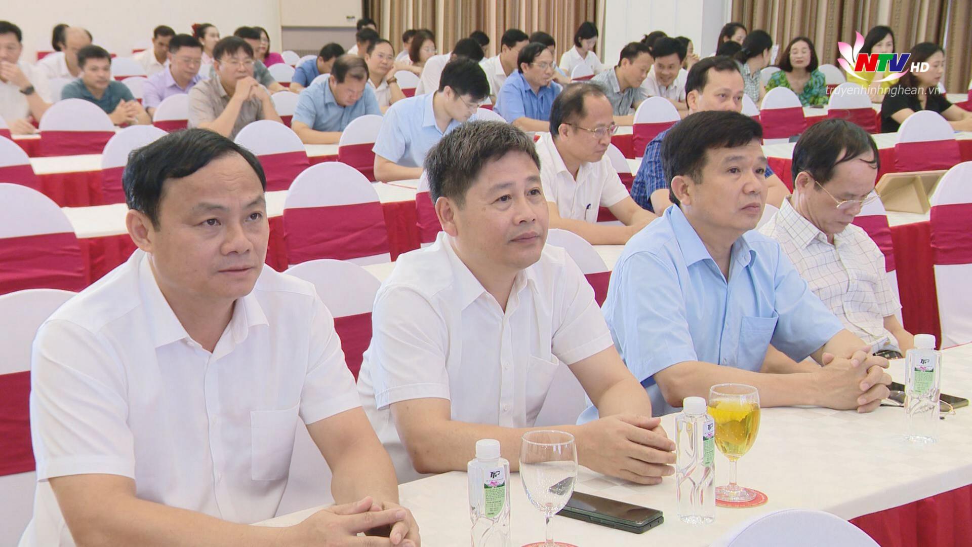Lãnh đạo các Sở, ban ngành dự hội nghị tại điểm cầu chính tỉnh Nghệ An.