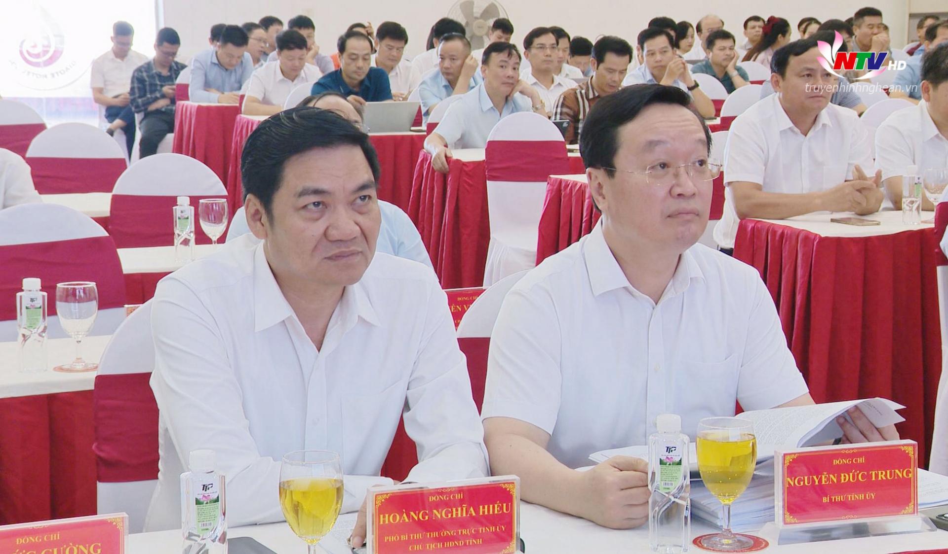 Các đồng chí trong Thường trực Tỉnh ủy dự hội nghị tại điểm cầu chính tỉnh Nghệ An.