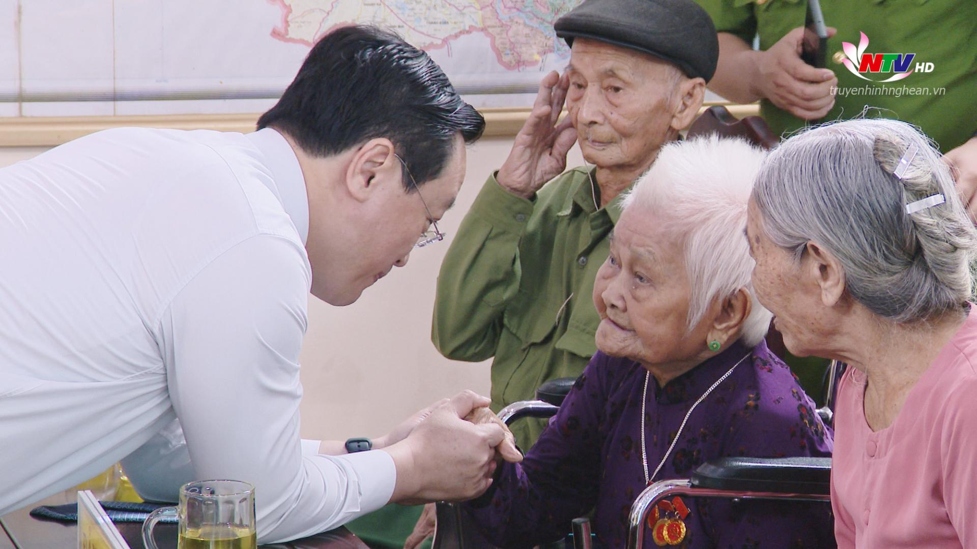 Đồng chí Nguyễn Đức Trung - Bí thư Tỉnh uỷ thăm hỏi sức khoẻ đảng viên lão thành cách mạng.