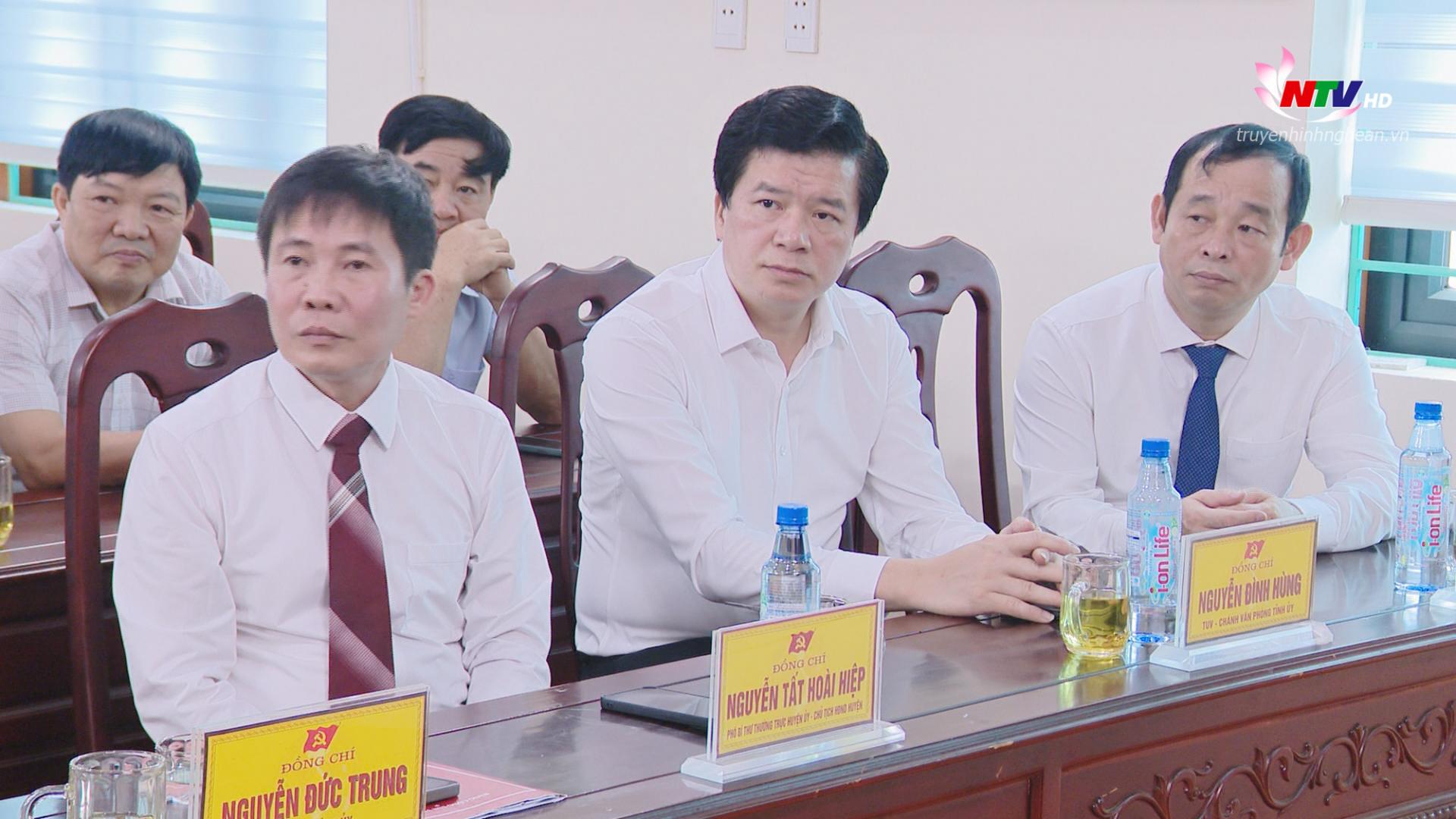 Các đại biểu tham dự buổi lễ.