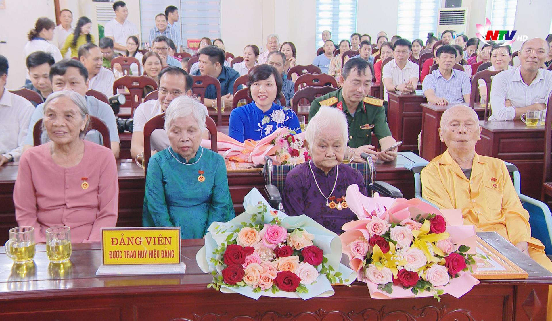 Các đảng viên lão thành cách mạng được trao Huy hiệu Đảng trong đợt 19/5/2025. 