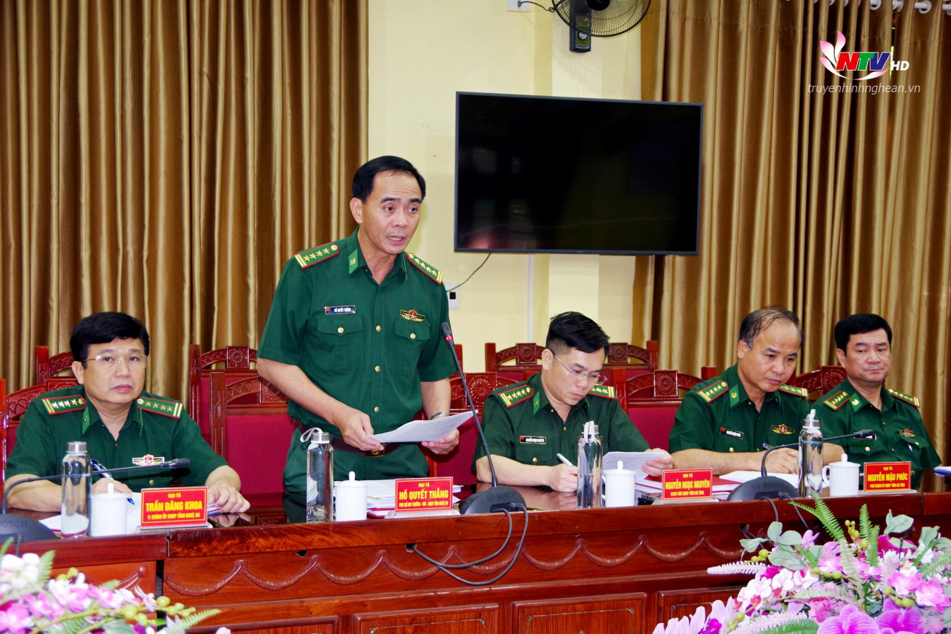 Đại tá Hồ Quyết Thắng, Phó Chỉ huy trưởng kiêm Tham mưu trưởng BĐBP Nghệ An báo cáo tại hội nghị.