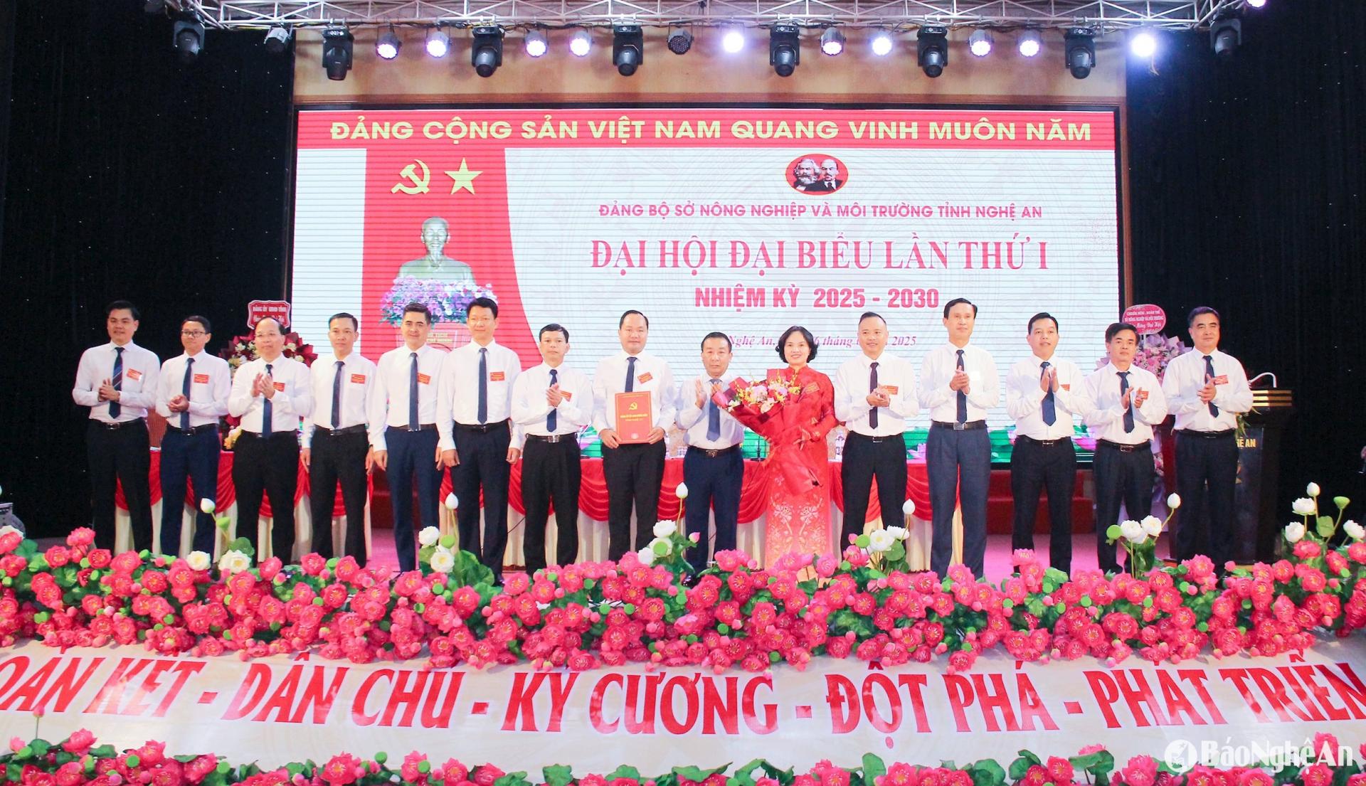 Đồng chí Nguyễn Văn Đệ - Uỷ viên Ban Chấp hành Đảng bộ tỉnh, Uỷ viên Ban Thường vụ Đảng uỷ UBND tỉnh, Phó Chủ tịch UBND tỉnh trao Quyết định chỉ định Ban Chấp hành Đảng bộ Sở Nông nghiệp và Môi trường nhiệm kỳ 2025 - 2030. 