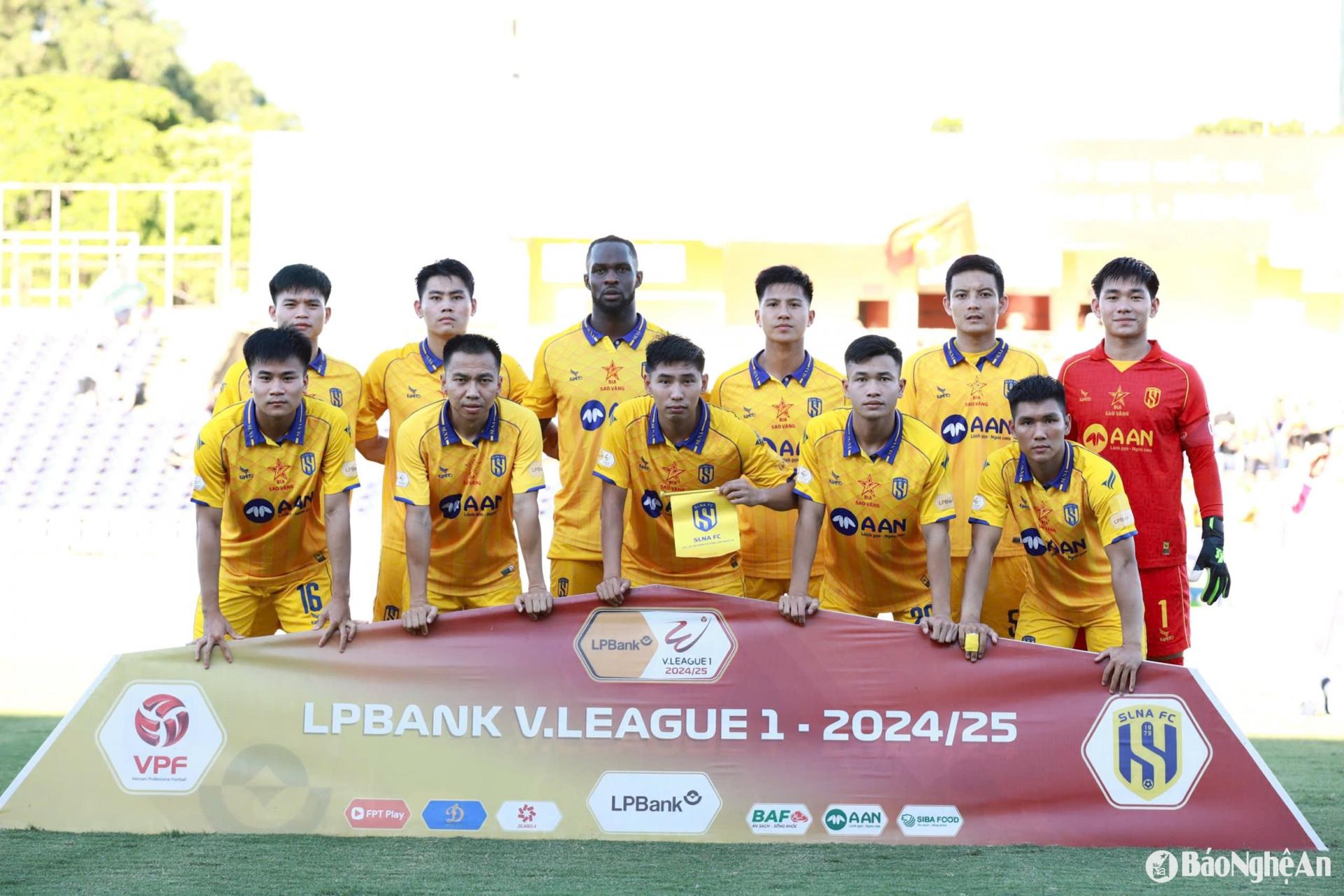 Đội hình ra sân của Sông Lam Nghệ An. 