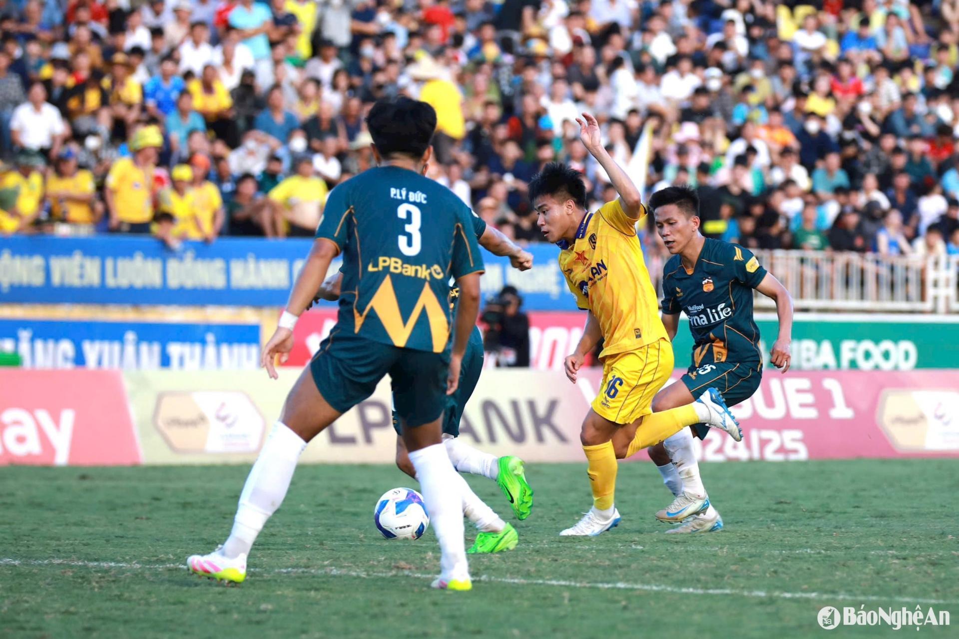 Quang Vinh rút ngắn tỷ số cho Sông Lam Nghệ An.