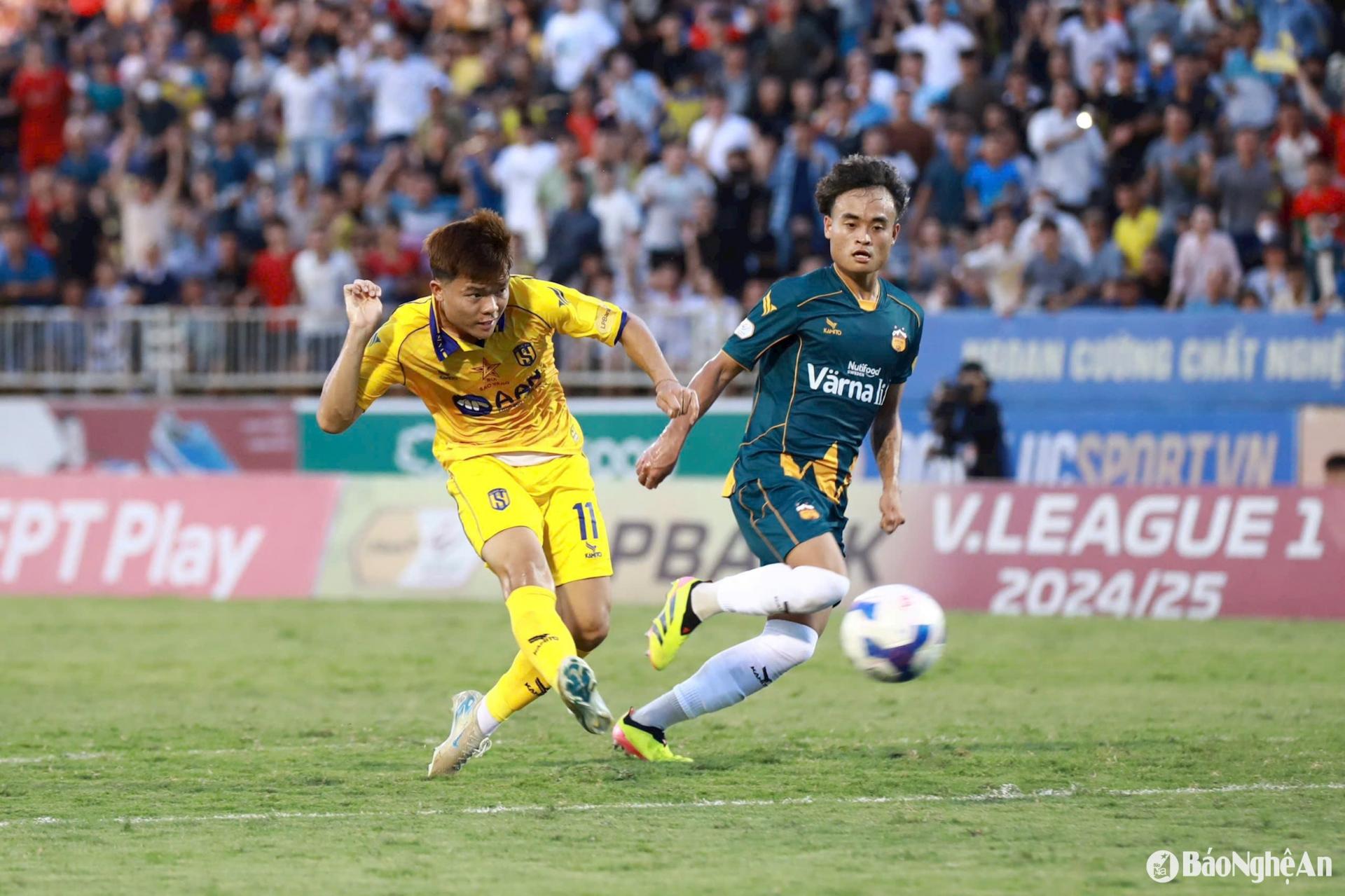 Mạnh Quỳnh ghi bàn thắng quân bình tỷ số cho Sông Lam Nghệ An.