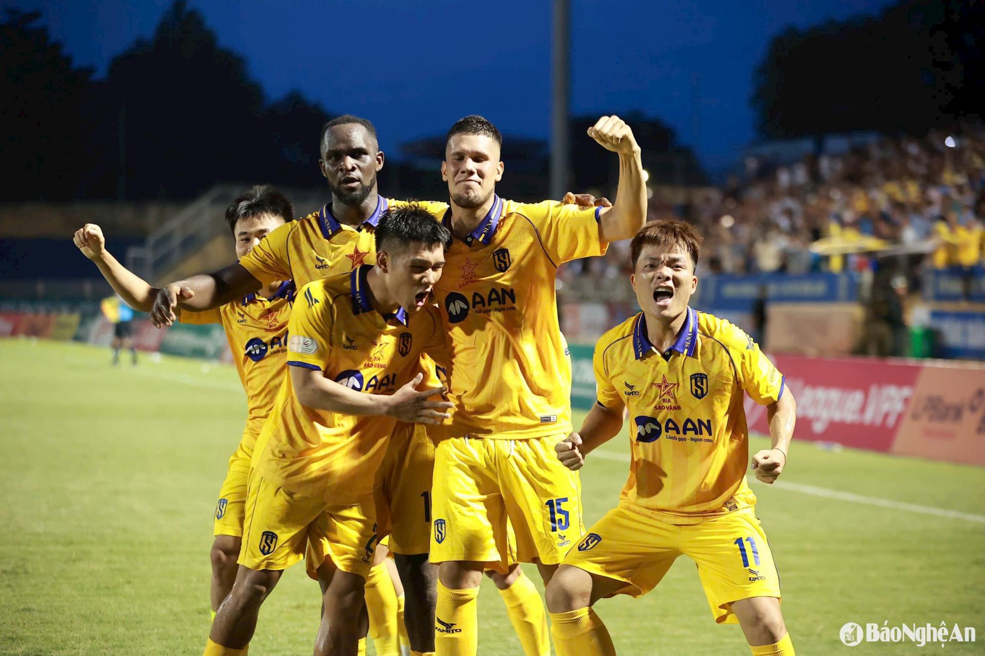 Màn ăn mừng của các cầu thủ SLNA. 