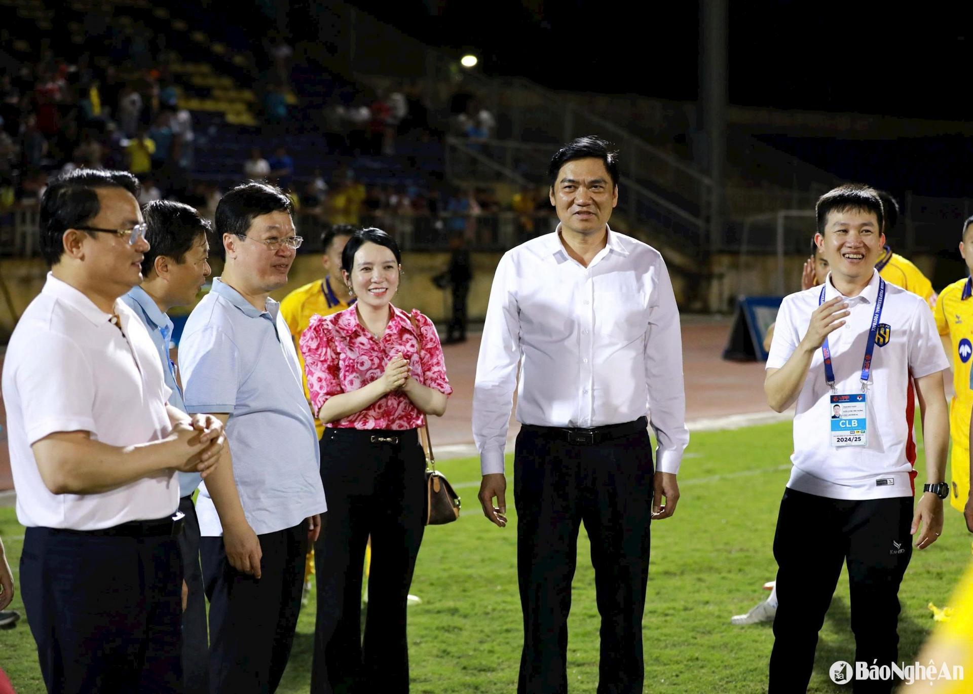 Các đồng chí lãnh đạo tỉnh Nghệ An động viên cầu thủ và ban huấn luyện Sông Lam Nghệ An.