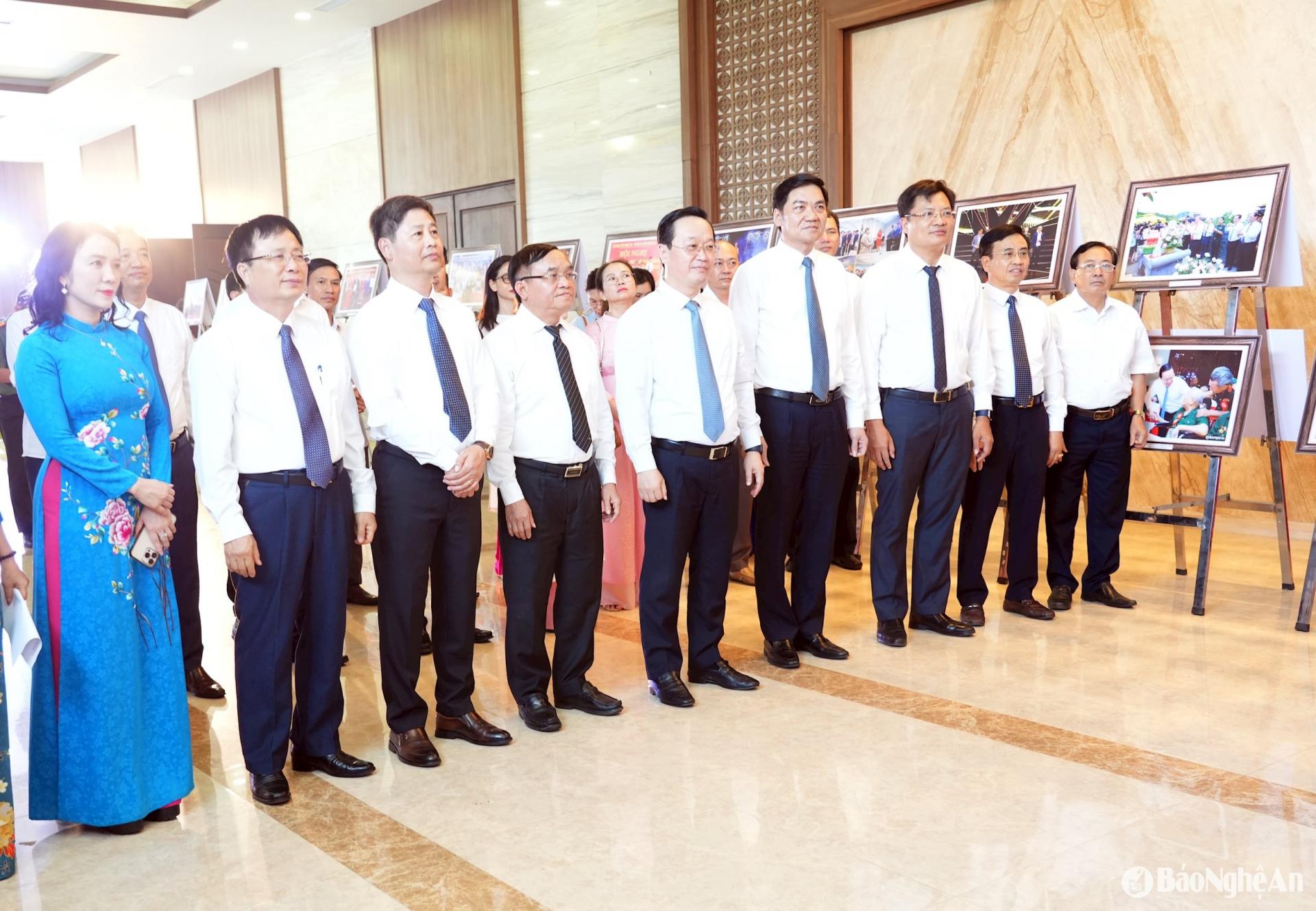 Các đại biểu dự khai mạc triển lãm. Ảnh BNA
