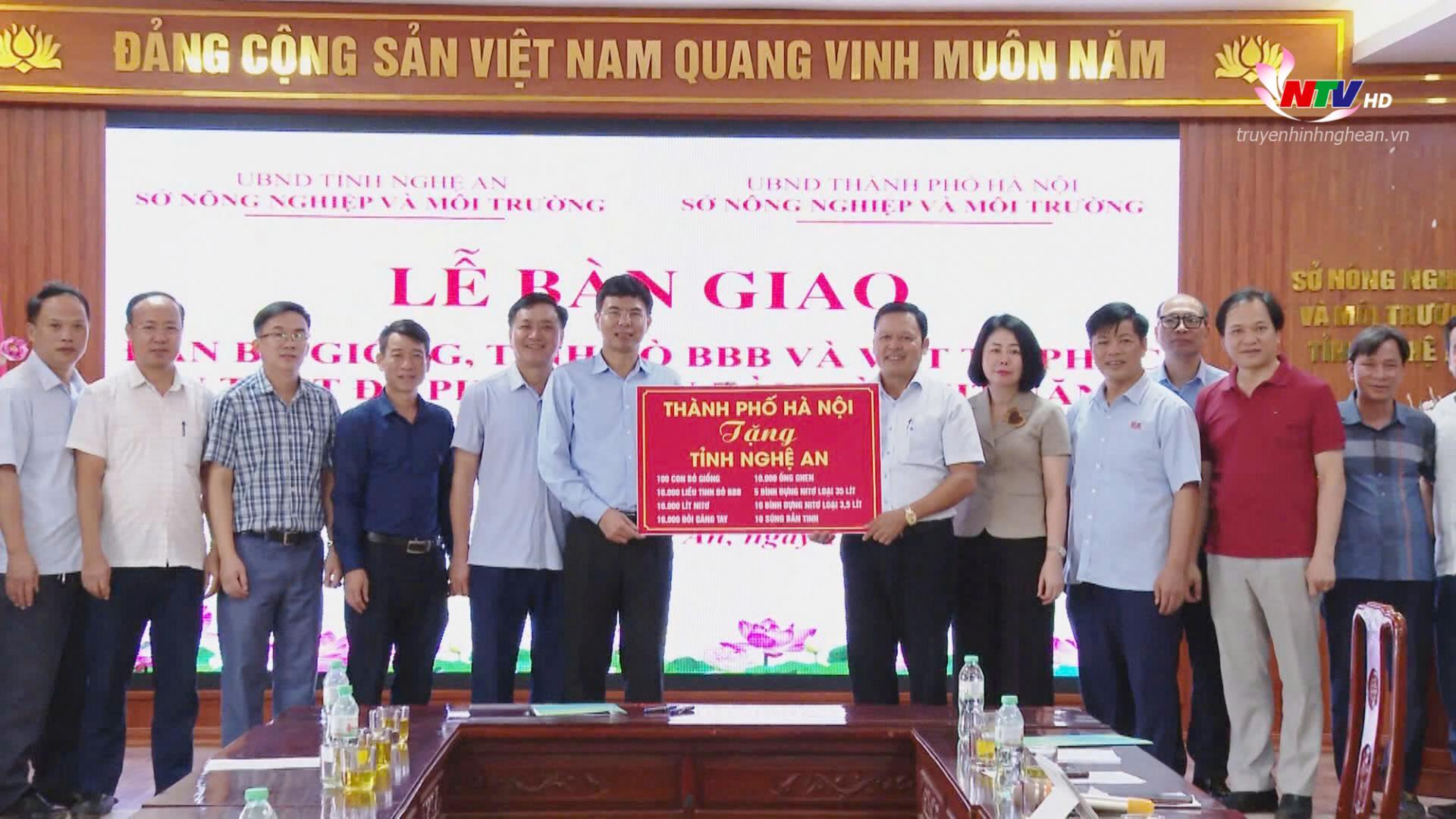 Lễ bàn giao đàn bò giống và các vật tư phục vụ phát triển đàn bò.