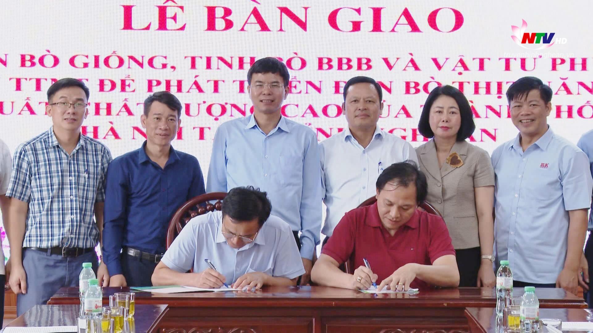 Ký kết bàn giao đàn bò giống và các vật tư phục vụ phát triển đàn bò.