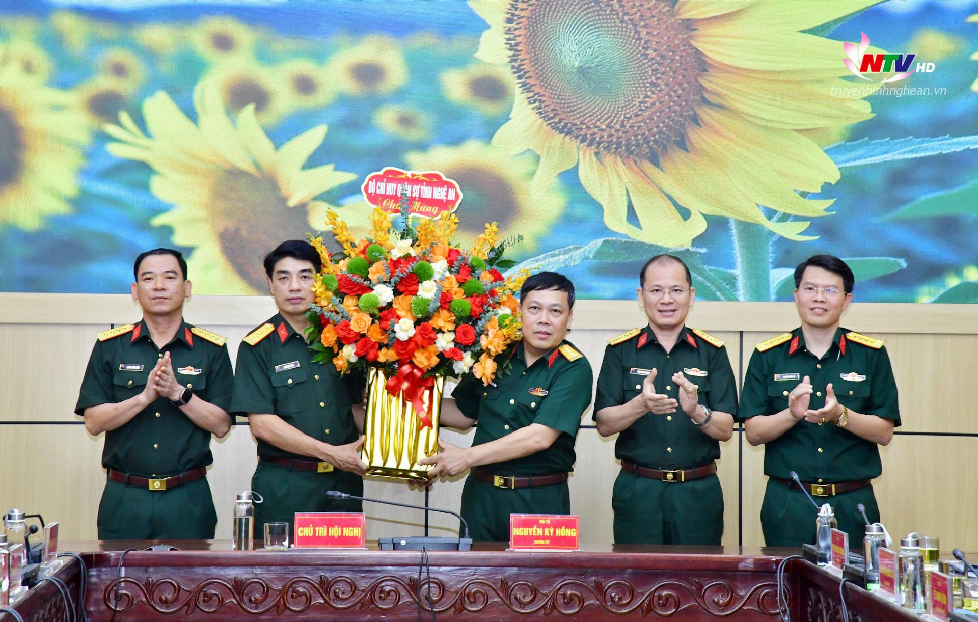 Bộ CHQS tỉnh tặng hoa chúc mừng đồng chí Đại tá Đinh Bạt Văn – Phó Chỉ huy trưởng, Tham mưu trưởng Bộ CHQS tỉnh được điều động, bổ nhiệm giữ chức vụ Chỉ huy trưởng Bộ CHQS tỉnh Nghệ An.