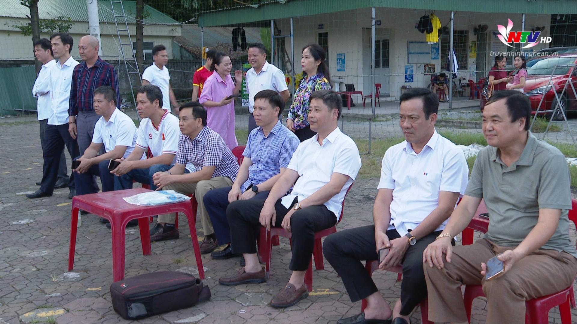 Các đại biểu theo dõi, cổ vũ cầu thủ 2 đội thi đấu.