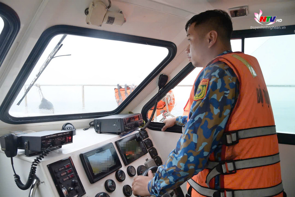 Bộ đội Biên phòng Nghệ An tuyên truyền hướng dẫn các phương tiện của ngư dân neo đậu, tránh trú bão an toàn.