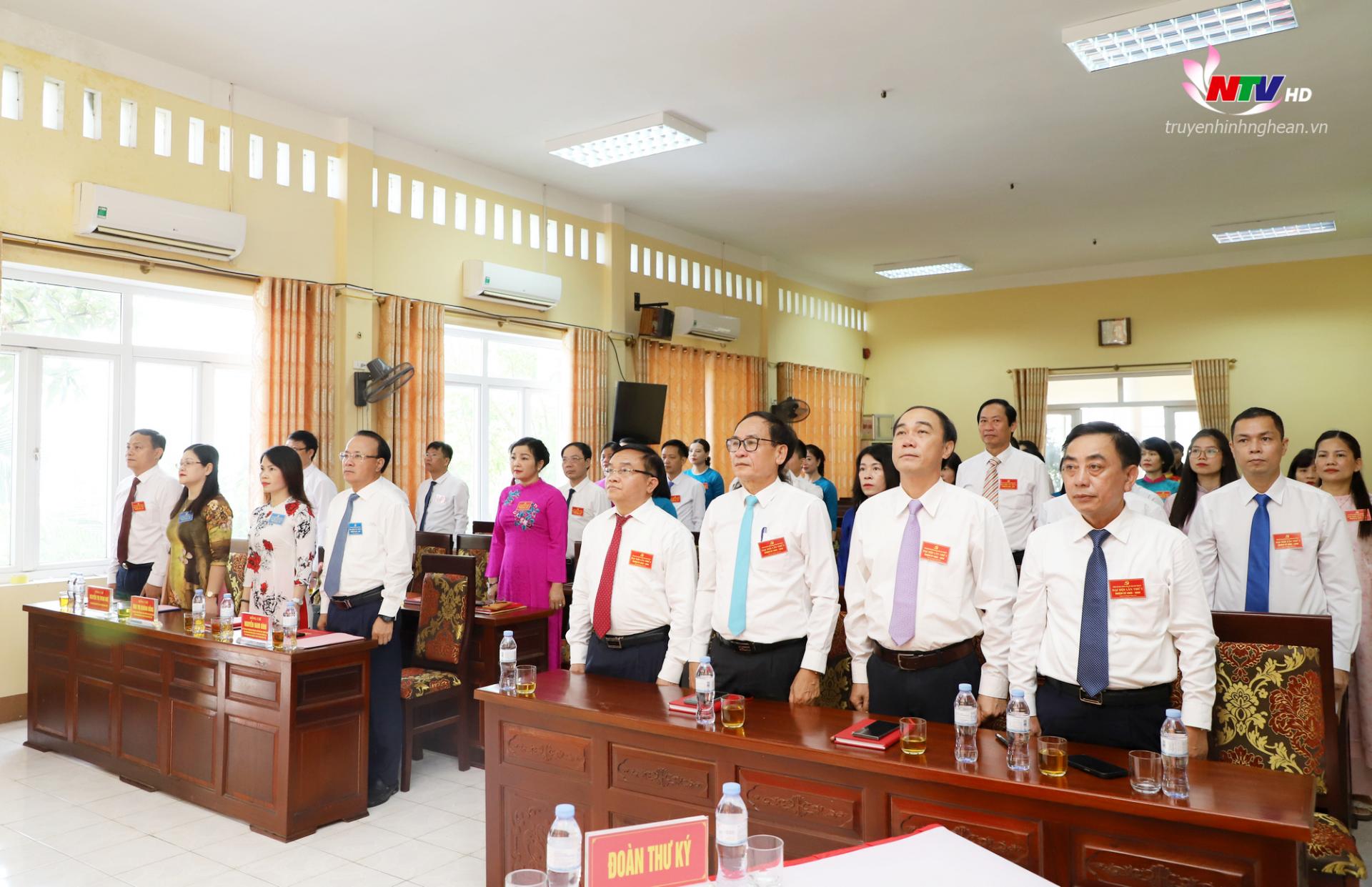 Các đại biểu thực hiện nghi lễ chào cờ tại Đại hội.