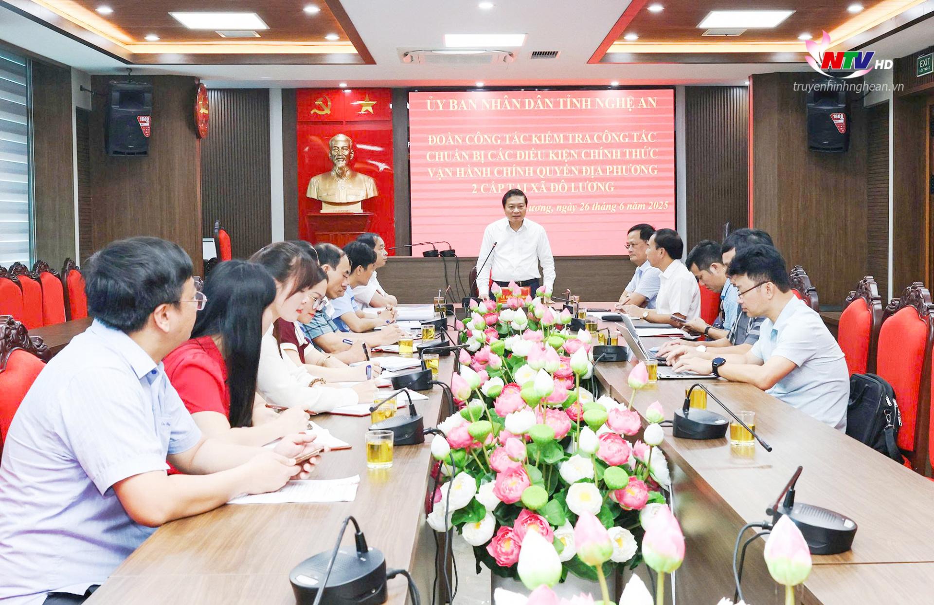 Chủ tịch UBND tỉnh Lê Hồng Vinh và các đồng chí trong đoàn công tác làm việc với huyện Đô Lương.