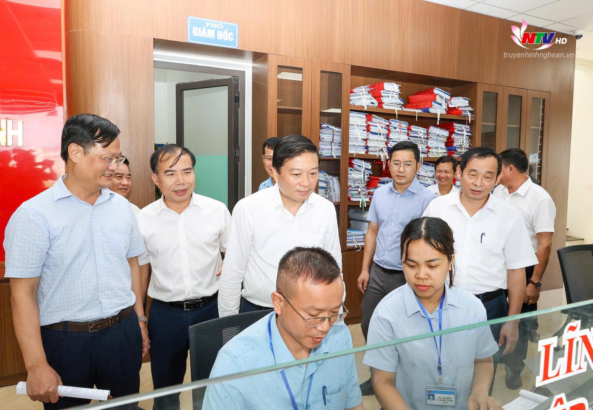 Chủ tịch UBND tỉnh Lê Hồng Vinh cùng các đồng chí trong đoàn công tác kiểm tra thực tế tại xã Đô Lương (mới).