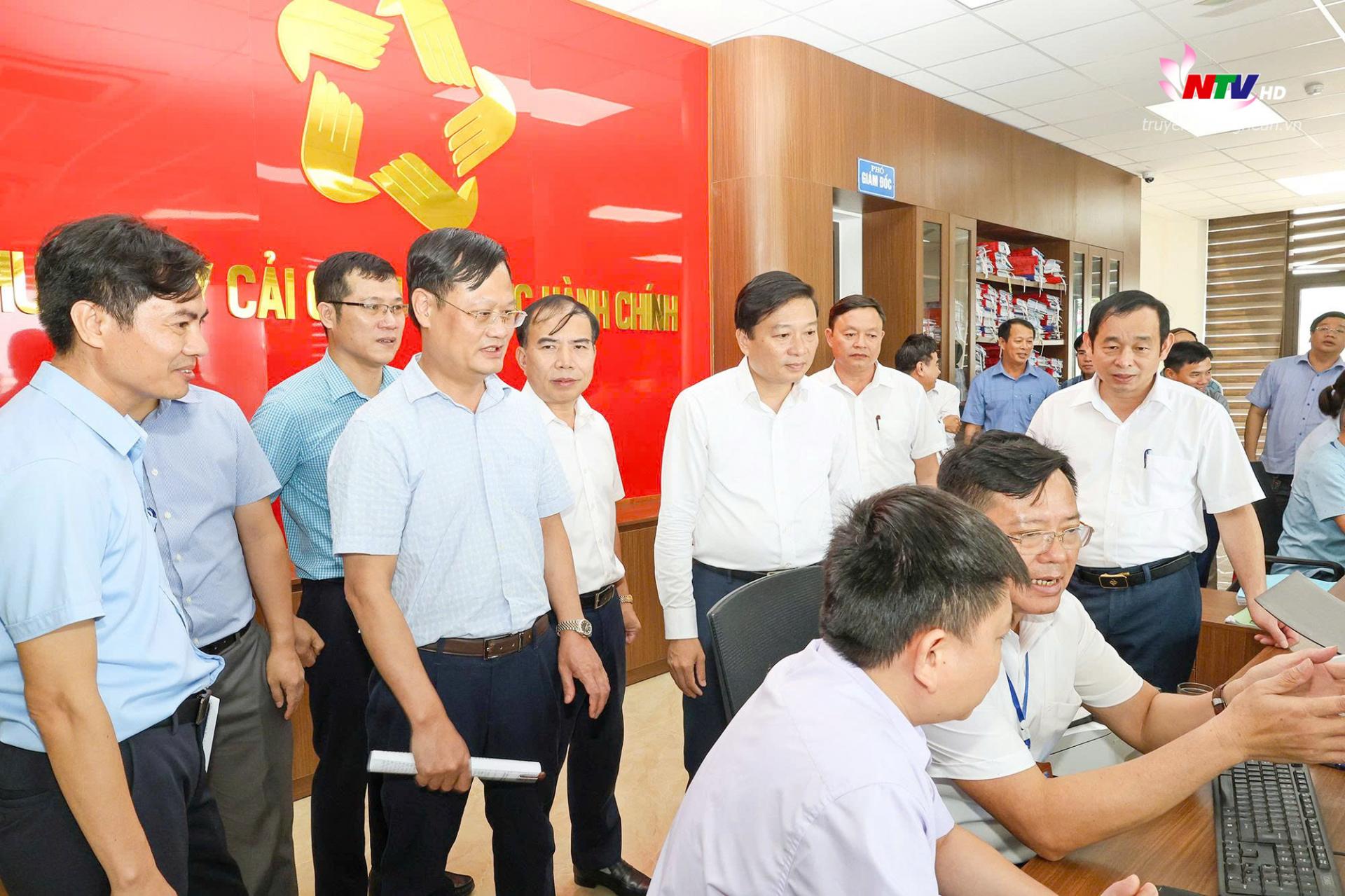 Chủ tịch UBND tỉnh Lê Hồng Vinh cùng các đồng chí trong đoàn công tác kiểm tra thực tế tại Trung tâm Phục vụ hành chính công tại xã tại huyện Đô Lương.