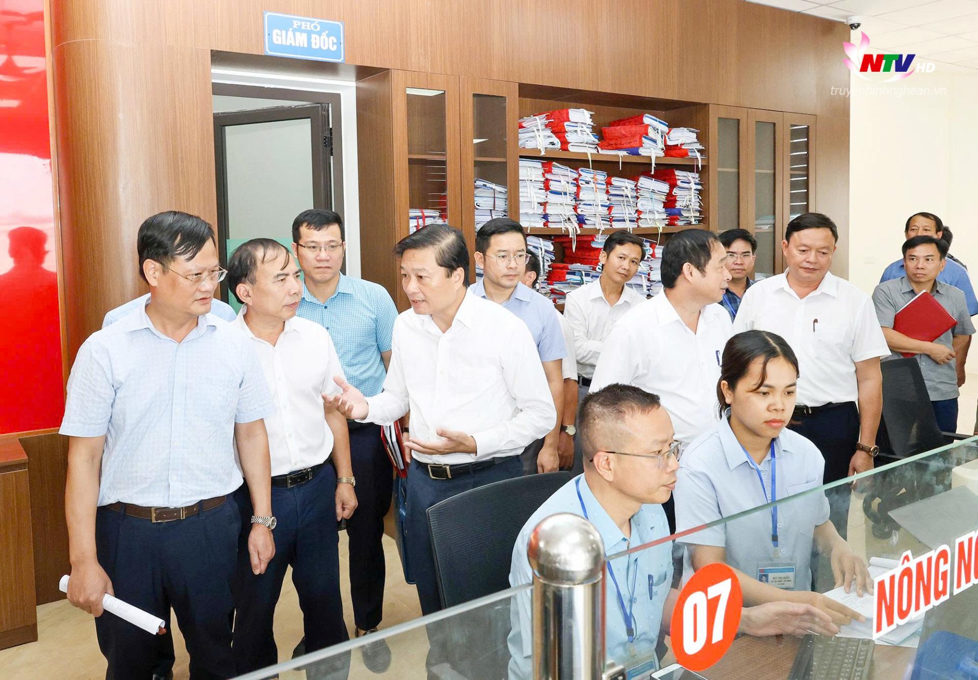 Chủ tịch UBND tỉnh Lê Hồng Vinh cùng các đồng chí trong đoàn công tác kiểm tra thực tế tại Trung tâm Phục vụ hành chính công tại xã tại huyện Đô Lương.