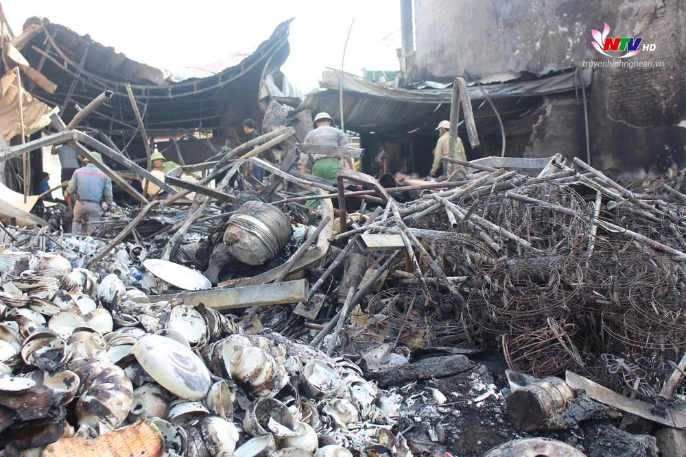 Toàn bộ vật dụng trong ki ốt bị thiêu rụi.