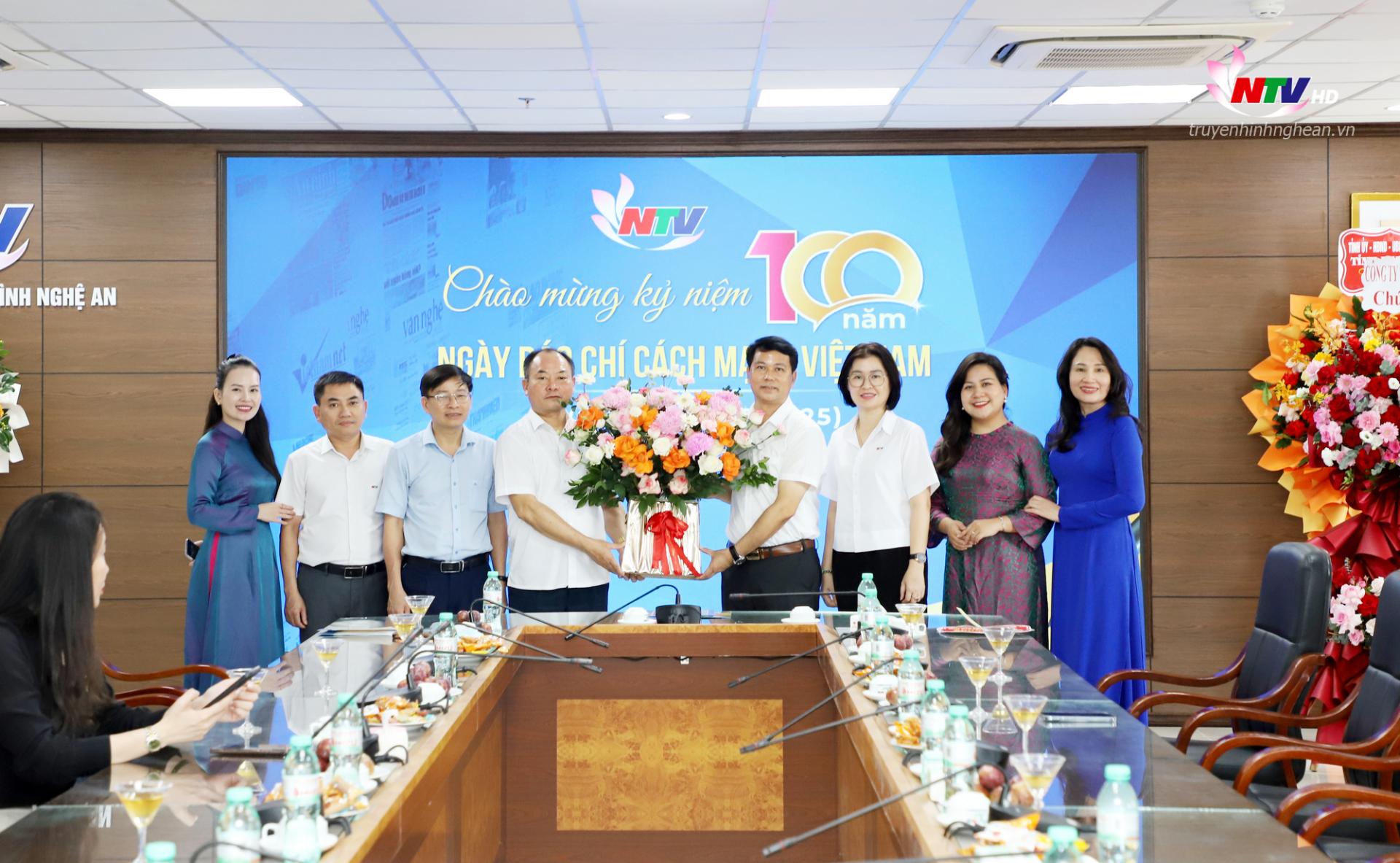 Đồng chí Lê Tiến Trị - Trưởng Ban Quản lý Khu kinh tế Đông Nam tỉnh Nghệ An cùng đoàn công tác đến thăm, chúc mừng Đài PT-TH Nghệ nhân kỷ niệm 100 năm ngày Báo chí Cách mạng Việt Nam.