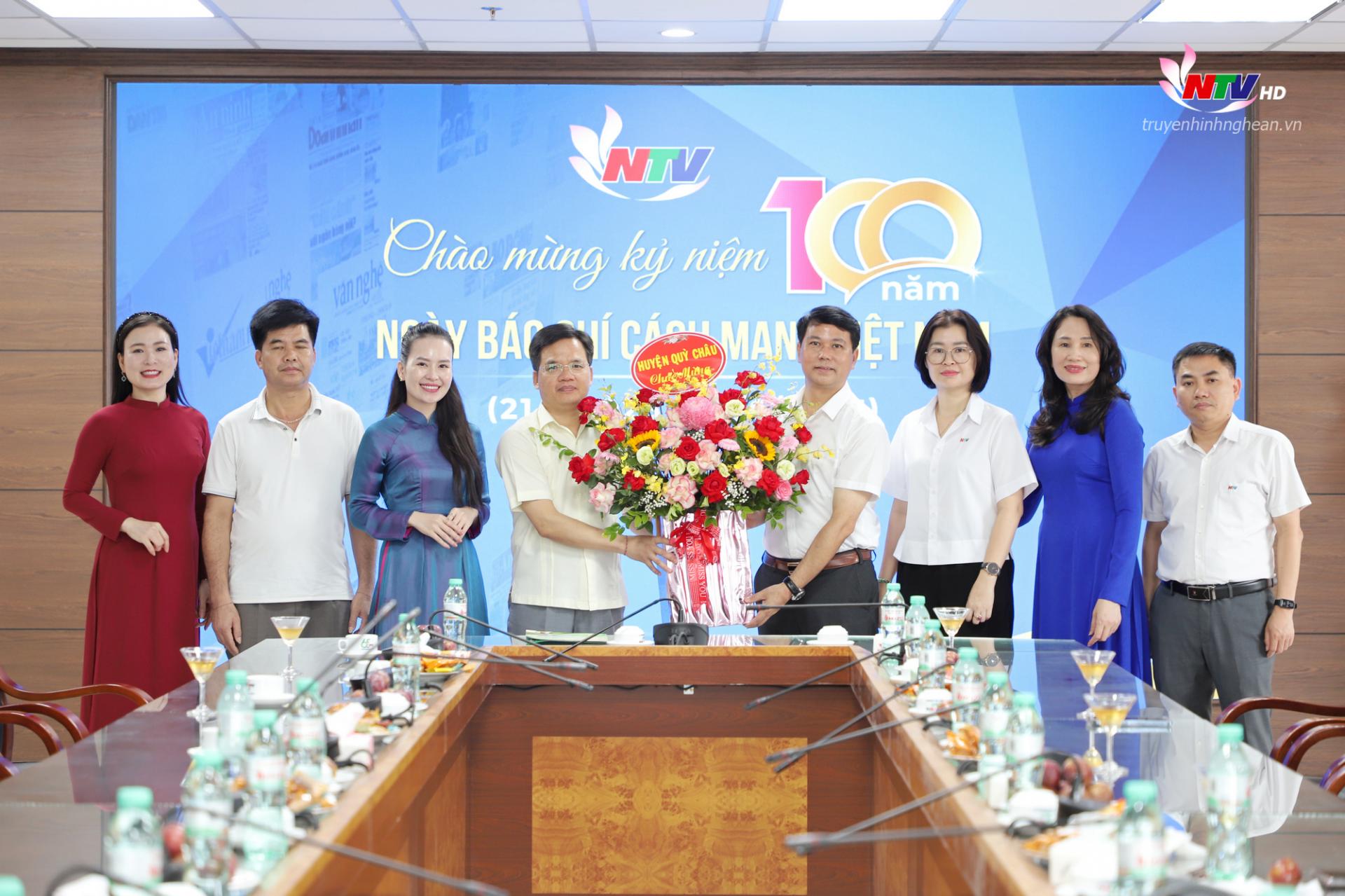 Lãnh đạo huyện Quỳ Châu tặng hoa chúc mừng tập thể cán bộ, viên chức NLĐ Đài PT-TH Nghệ An.