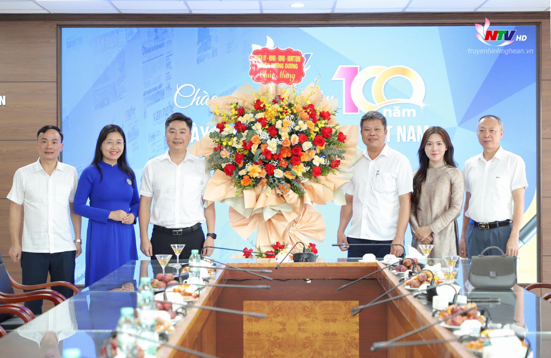 Đoàn đại biểu Huyện uỷ - HĐND - UBND- UBMTTQ huyện Tương Dương chúc mừng Đài PT-TH Nghệ An.