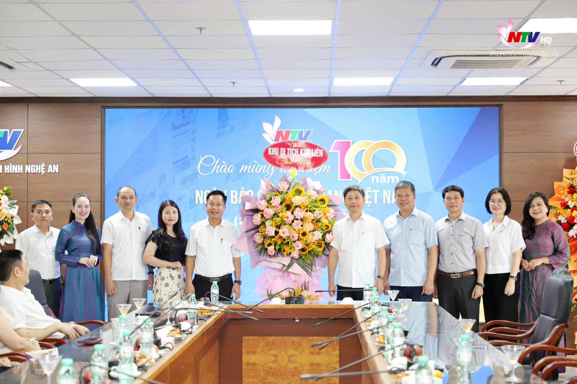 Đại diện Khu Di tích Kim Liên chúc mừng NTV.