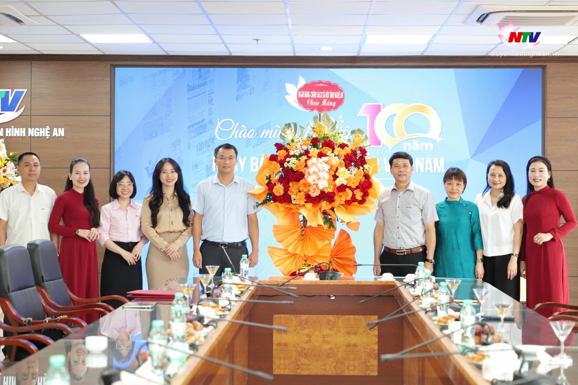 Ngân hàng chính sách xã hội tỉnh chúc mừng Đài PT-TH Nghệ An.