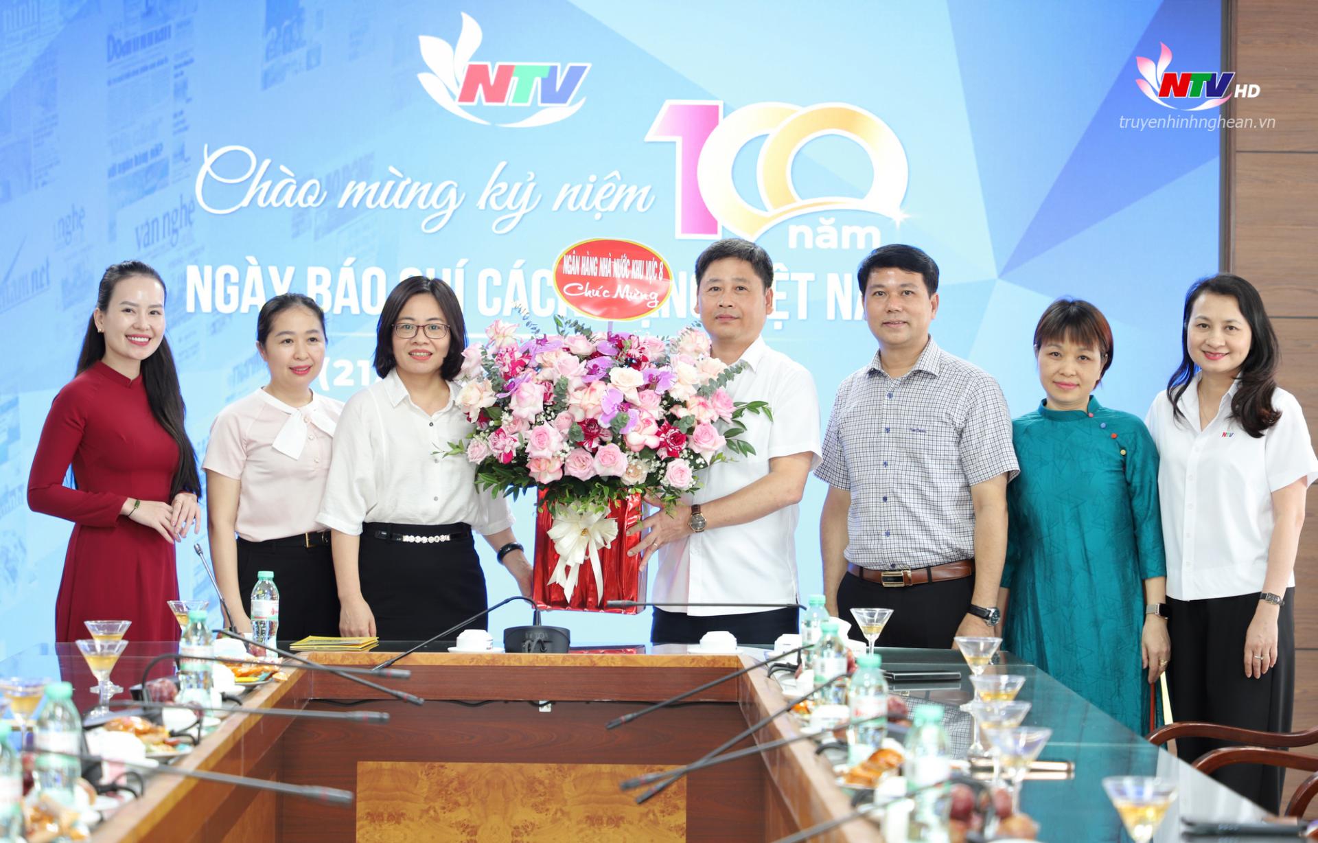 Ngân hàng Nhà nước khu vực 8 tặng hoa chúc mừng NTV.