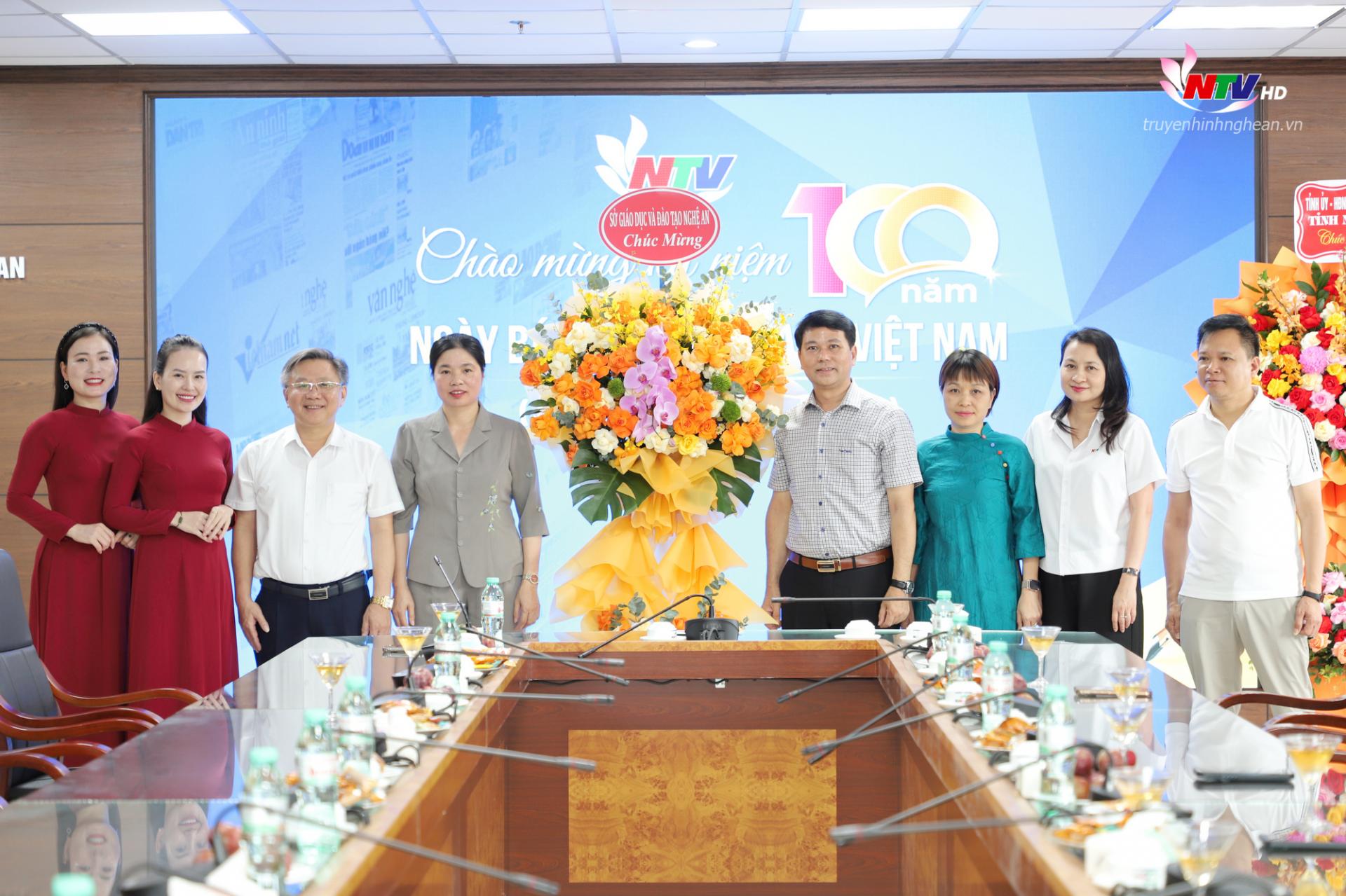 Đại diện Sở Giáo dục và Đào tạo chúc mừng NTV.