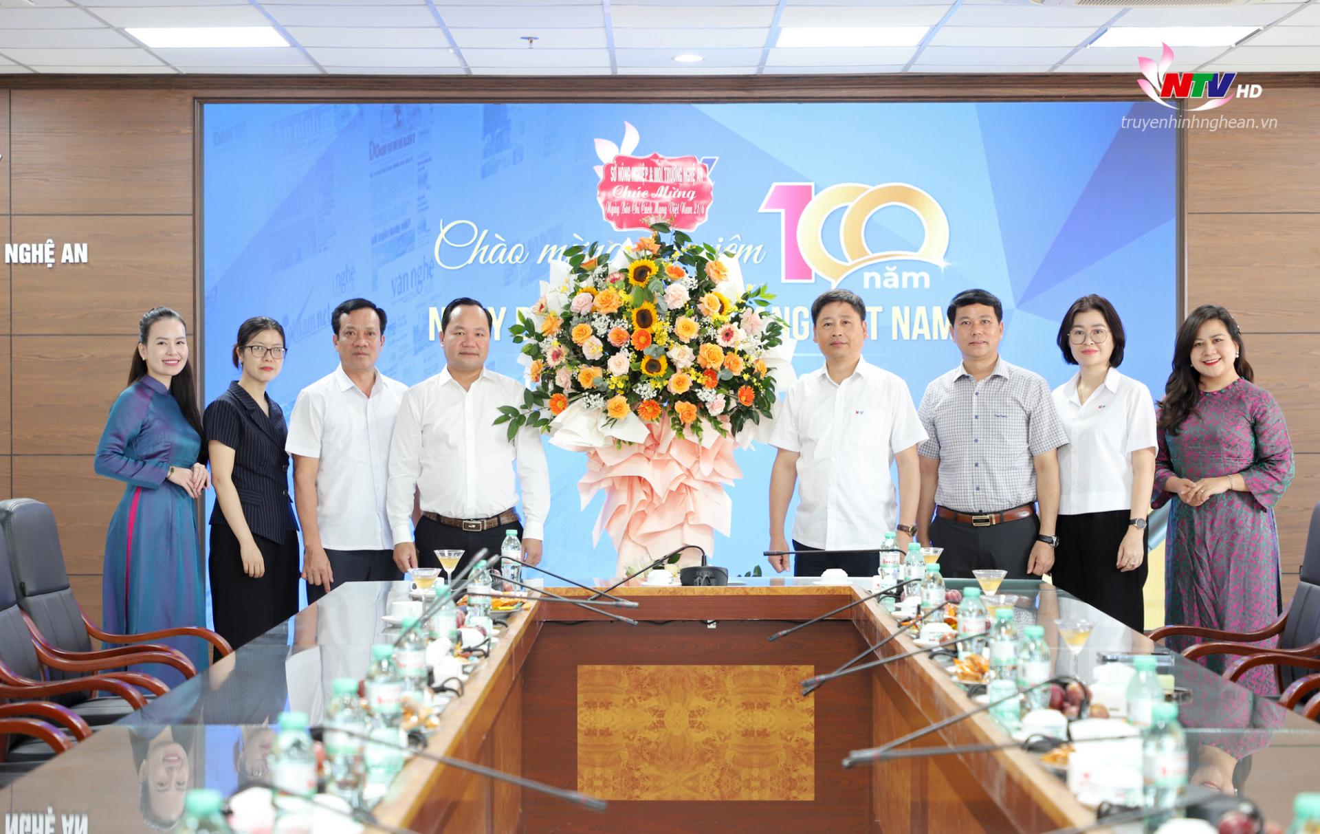 Giám đốc Sở Nông nghiệp và Môi trường Hoàng Quốc Việt cùng đoàn đại biểu của Sở chúc mừng Đài PT-TH Nghệ An nhân kỷ niệm ngày Báo chí Cách mạng Việt Nam.