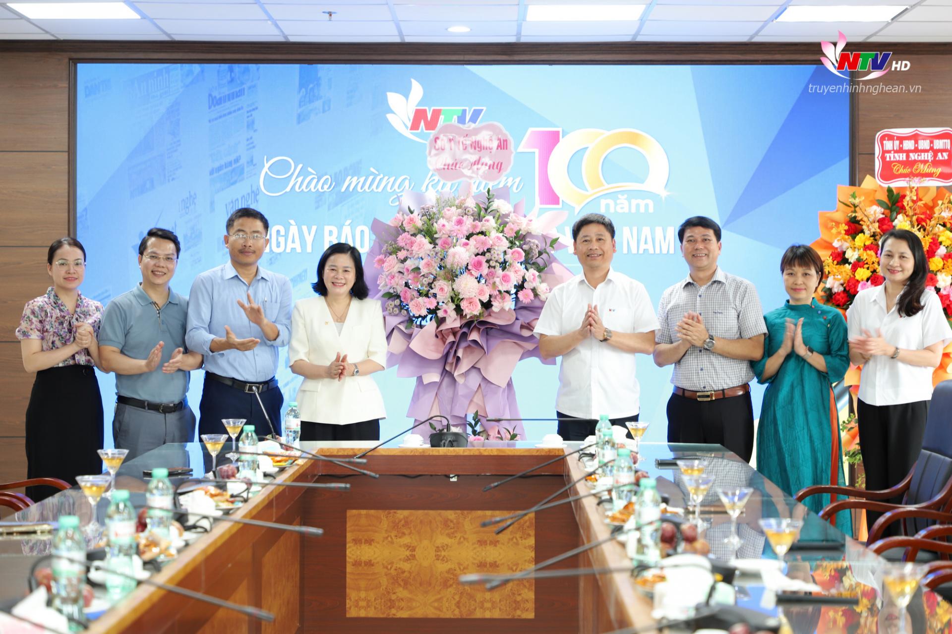 Giám đốc Sở Y tế Lê Thị Hoài Chung cùng đoàn đại biểu của Sở chúc mừng Đài PT-TH Nghệ An.