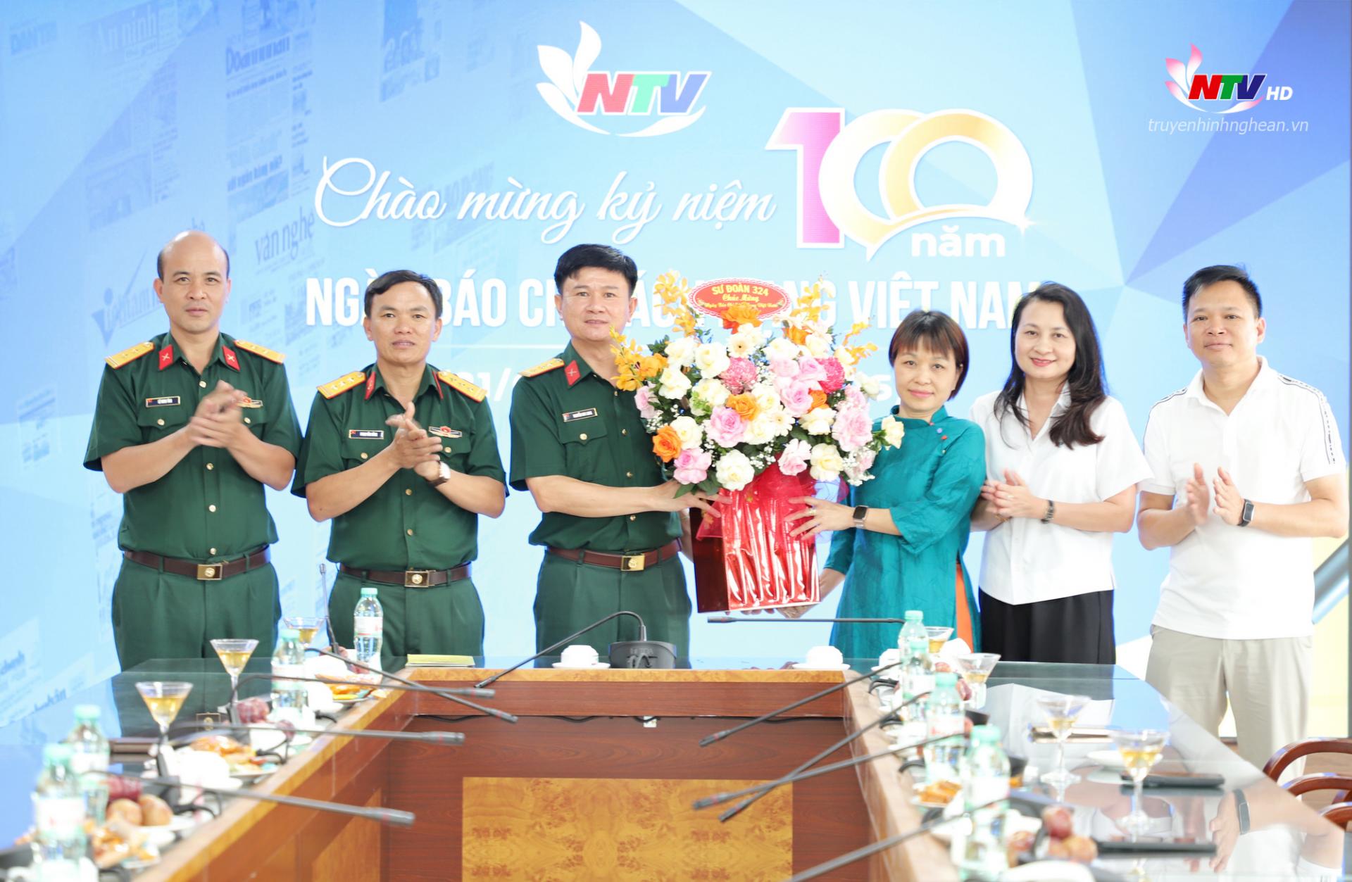 Đoàn đại biểu Sư đoàn 324 (Quân khu 4) chúc mừng chúc mừng Đài PT-TH Nghệ An.