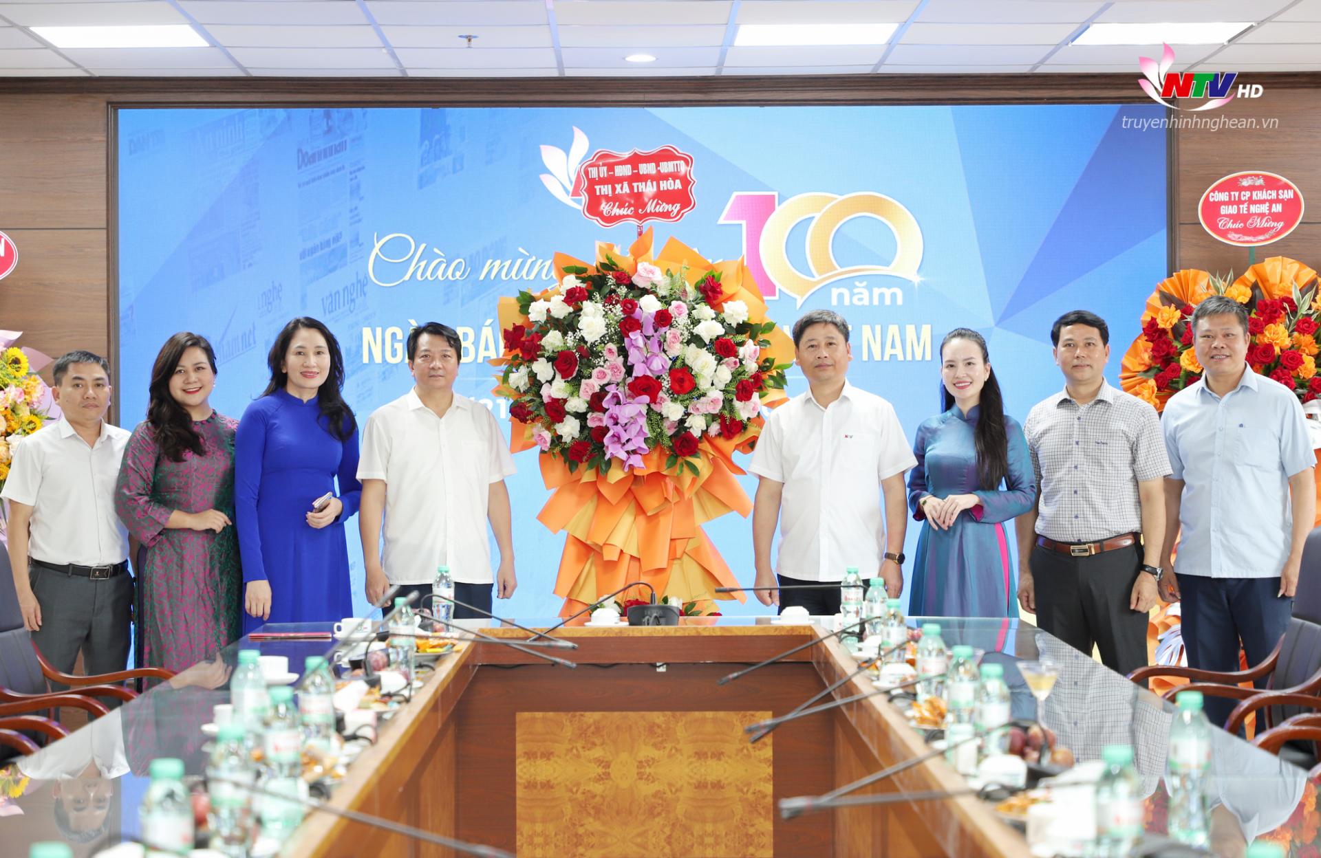 Đoàn đại biểu Thị uỷ - HĐND - UBND- UBMTTQ TX Thái Hoà do đồng chí Chu Anh Tuấn - Bí thư Thị uỷ, Chủ tịch HĐND TX Thái Hoà dẫn đầu đến thăm, chúc mừng Đài PT-TH Nghệ An.