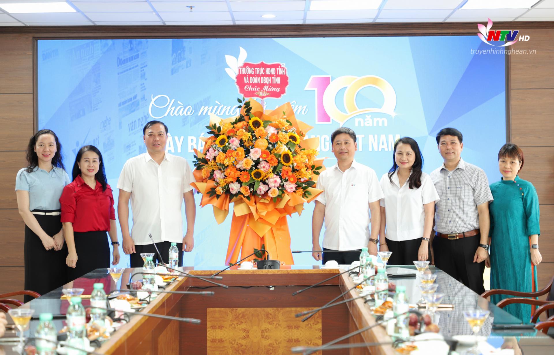 Đại diện Thường trực HĐND tỉnhh và Đoàn ĐBQH tỉnh chúc mừng Đài PT-TH Nghệ An nhân kỷ niệm 100 năm ngày Báo chí Cách mạng Việt Nam.