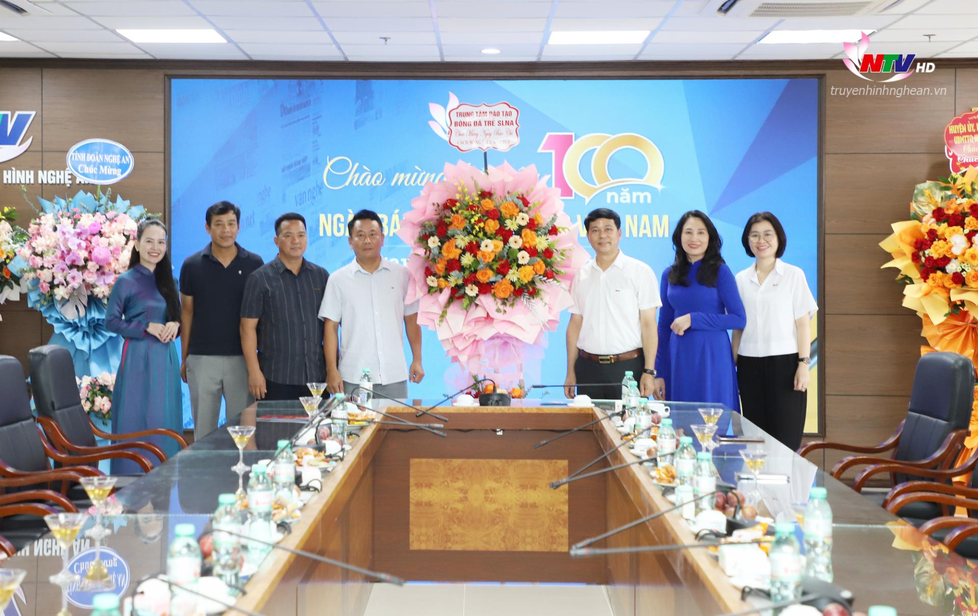 Đại diện Trung tâm đào tạo bóng đá trẻ SLNA chúc mừng NTV.