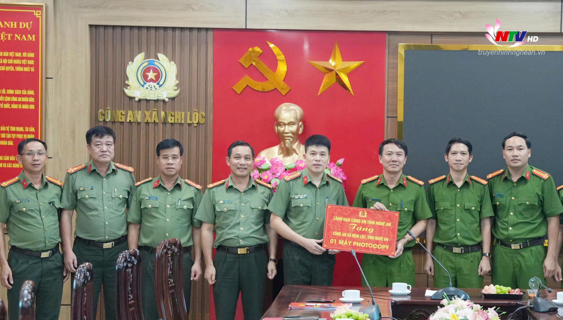 Đại tá Trần Hồng Quang - Phó Giám đốc Công an tỉnh tặng quà Công an xã Nghi Lộc.