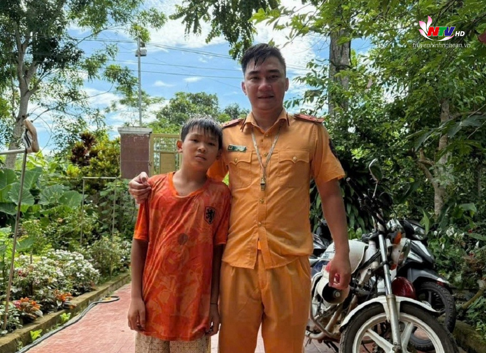 Thượng úy Tạ Quang Quyết và cháu bé Lô Minh Mẫn an toàn sau khi được sơ cứu.