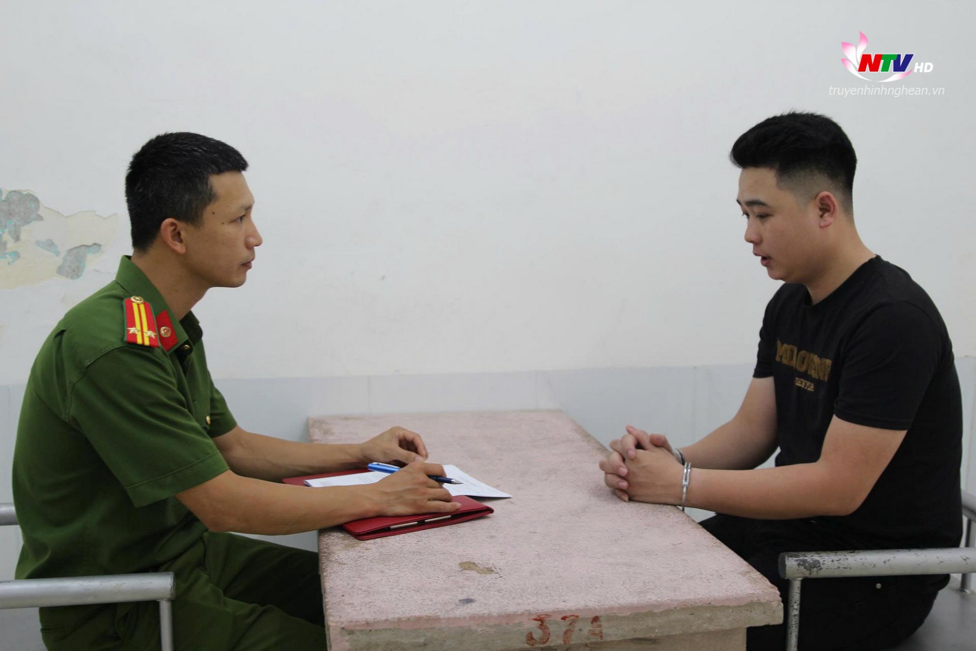 Đối tượng Trần Tuấn Anh tại cơ quan công an.