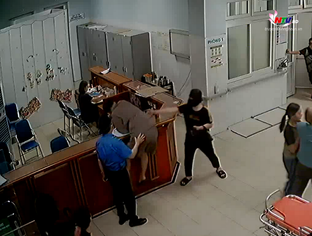 Hành vi hành hung nữ điều dưỡng của Trần Tuấn Anh (Ảnh cắt từ camera)