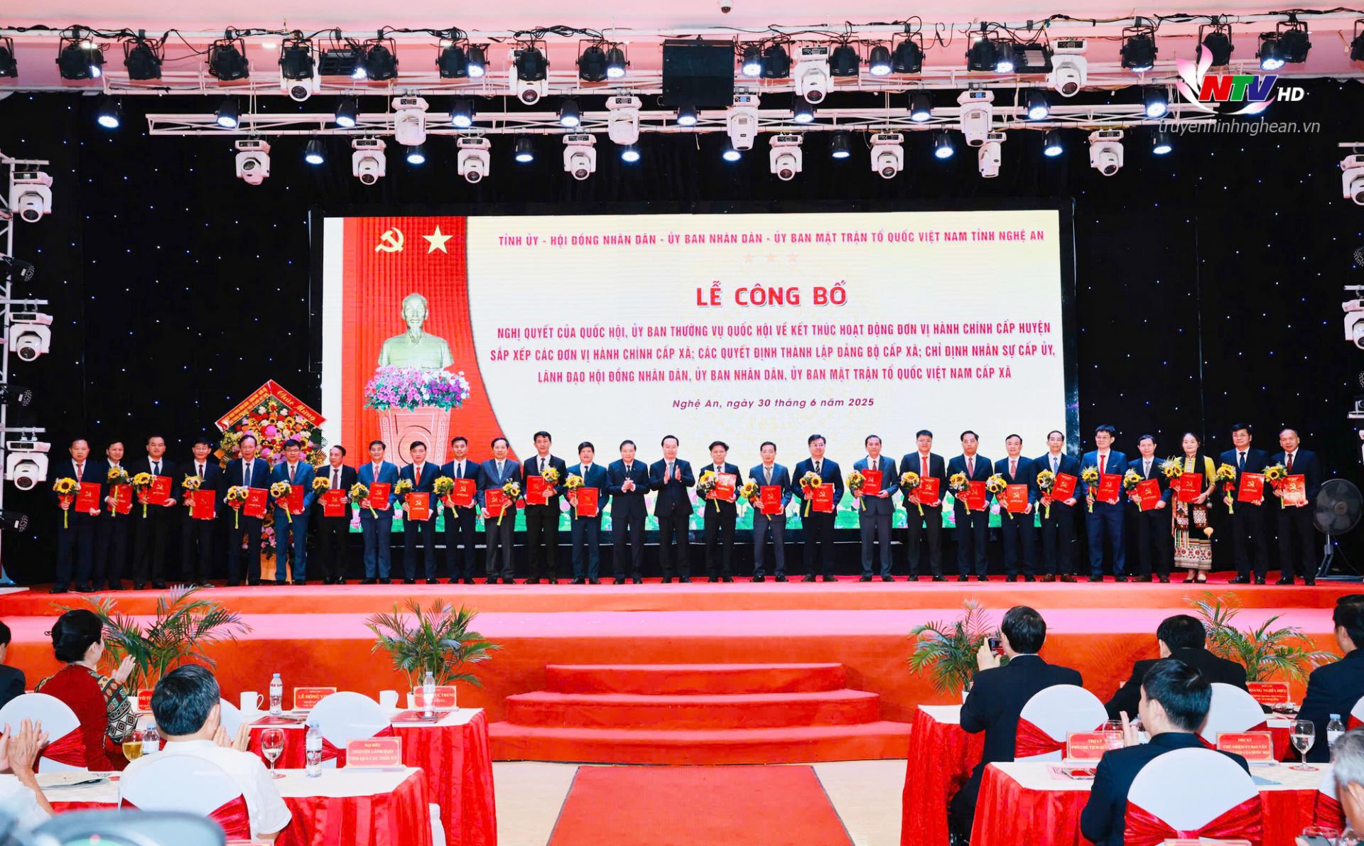 Đồng chí Nguyễn Đức Trung - Bí thư Tỉnh uỷ và đồng chí Lê Hồng Vinh - Phó Bí thư Tỉnh uỷ, Chủ tịch UBND tỉnh trao Quyết định cho lãnh đạo các xã, phường.