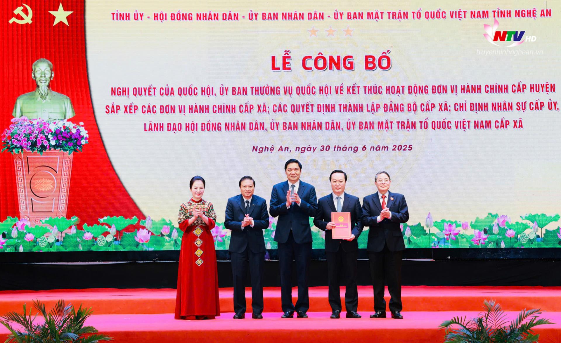 Đồng chí Nguyễn Đức Hải - Ủy viên Ban Chấp hành Trung ương Đảng, Phó Chủ tịch Quốc hội thay mặt lãnh đạo Đảng, Nhà nước trao Nghị quyết của Uỷ ban thường vụ Quốc hội cho lãnh đạo tỉnh Nghệ An.