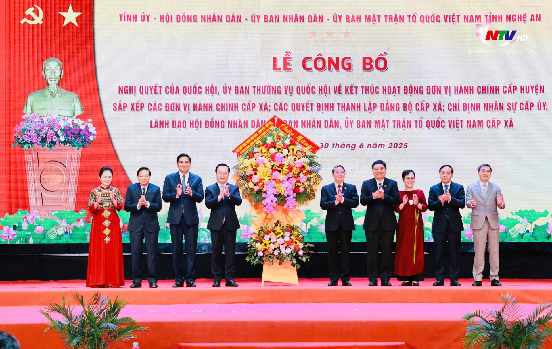 Các đồng chí: Nguyễn Đức Hải - Ủy viên Ban Chấp hành Trung ương Đảng, Phó Chủ tịch Quốc hội; Nguyễn Đắc Vinh - Ủy viên Ban Chấp hành Trung ương Đảng, Chủ nhiệm Ủy ban Văn hoá Xã hội của Quốc hội; cùng các đồng chí đại diện lãnh đạo Ban, bộ, ngành Trung ương; lãnh đạo các Ủy ban của Quốc hội, Văn phòng Quốc hội tặng hoa chúc mừng tỉnh Nghệ An.