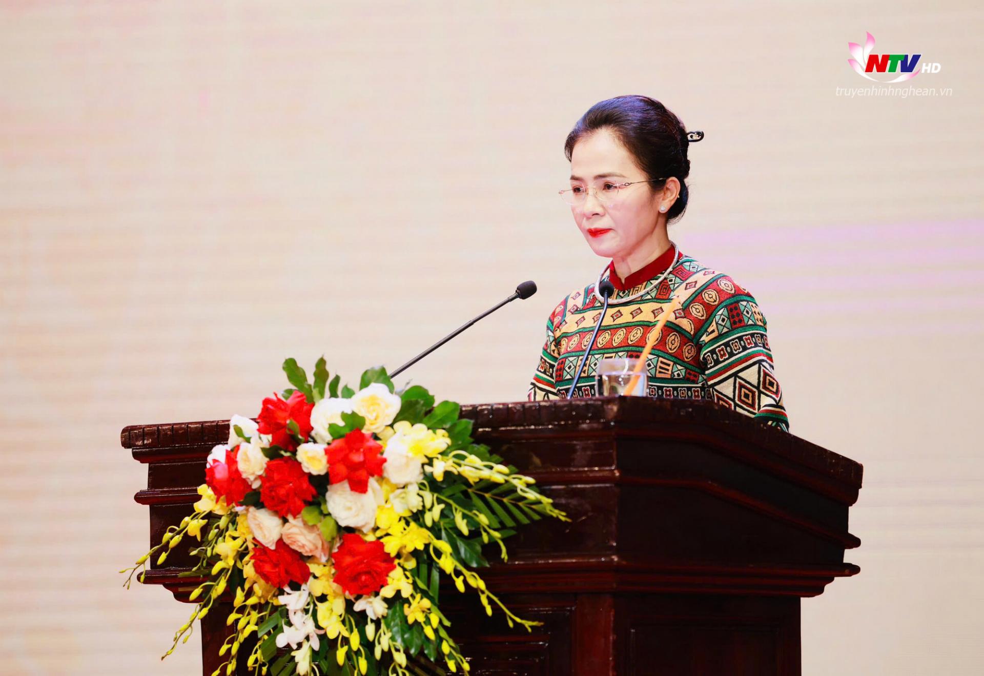 Đồng chí Võ Thị Minh Sinh - Phó Bí thư Tỉnh ủy, Chủ tịch Ủy ban MTTQ Việt Nam tỉnh, Trưởng đoàn ĐBQH tỉnh Nghệ An công bố các quyết định.