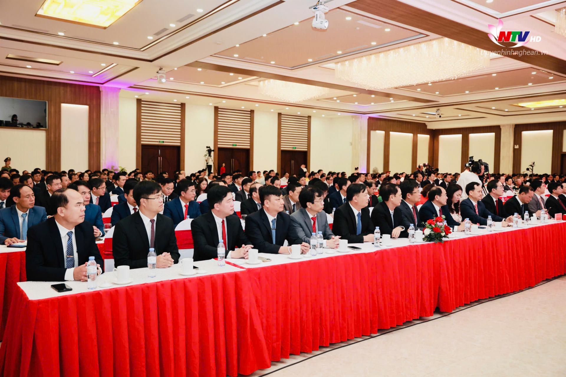 Các đồng chí Bí thư Đảng ủy 130 xã, phường tại Lễ công bố. 