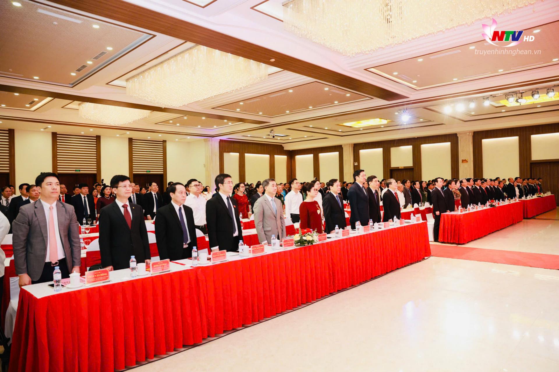 Các đại biểu thực hiện nghi lễ chào cờ, khai mạc Lễ công bố Nghị quyết của Quốc hội, Ủy ban Thường vụ Quốc hội về kết thúc hoạt động đơn vị hành chính cấp huyện, sắp xếp các đơn vị hành chính cấp xã; các quyết định thành lập đảng bộ cấp xã; chỉ định nhân sự cấp ủy, lãnh đạo HĐND, UBND, Ủy ban MTTQ Việt Nam cấp xã.