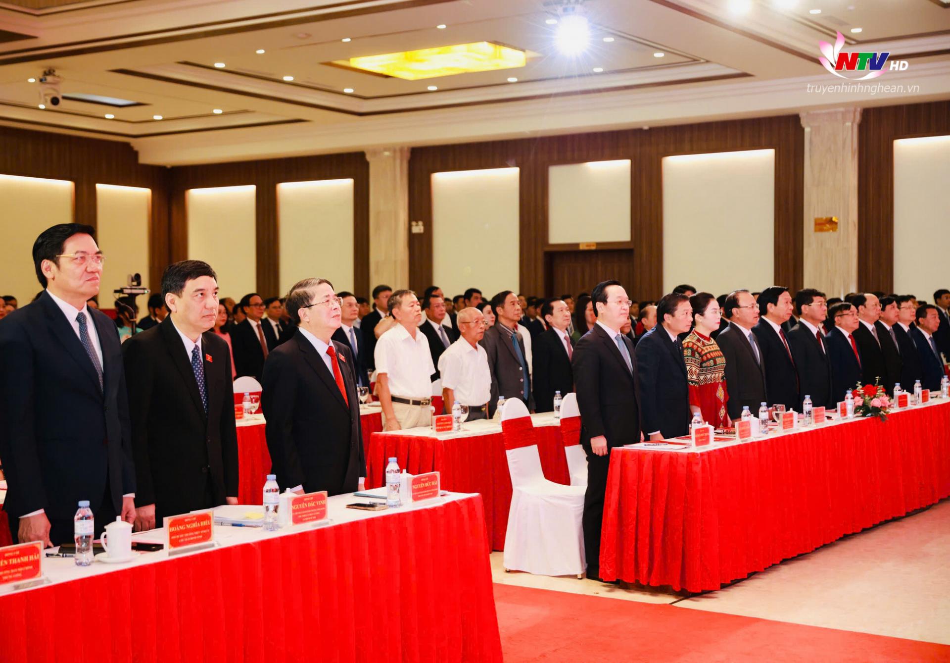 Các đại biểu thực hiện nghi lễ chào cờ, khai mạc Lễ công bố Nghị quyết của Quốc hội, Ủy ban Thường vụ Quốc hội về kết thúc hoạt động đơn vị hành chính cấp huyện, sắp xếp các đơn vị hành chính cấp xã; các quyết định thành lập đảng bộ cấp xã; chỉ định nhân sự cấp ủy, lãnh đạo HĐND, UBND, Ủy ban MTTQ Việt Nam cấp xã.